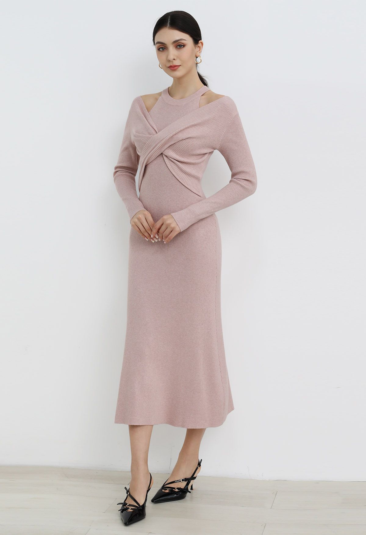 Robe mi-longue en tricot à découpes et devant croisé en rose