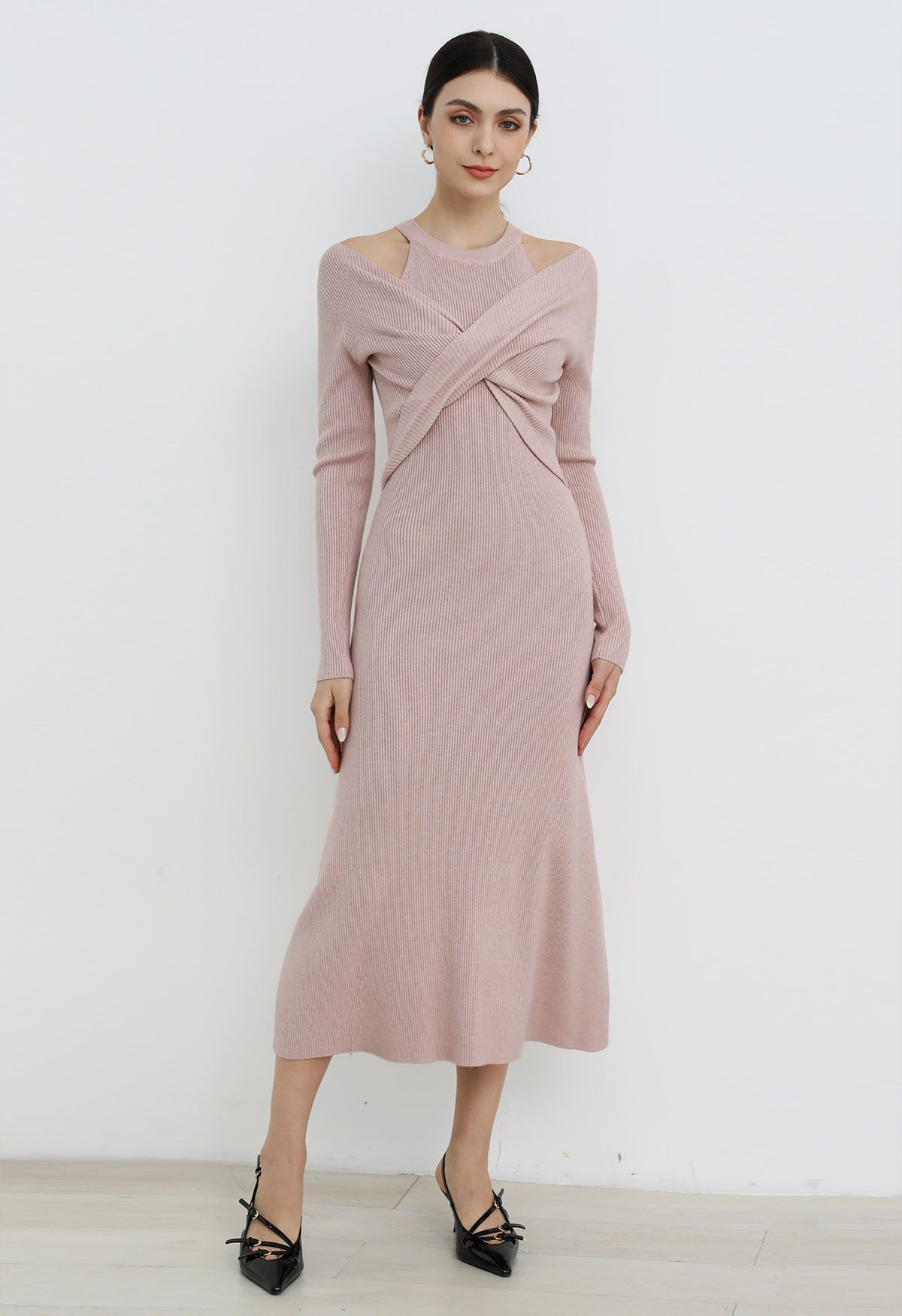 Robe mi-longue en tricot à découpes et devant croisé en rose