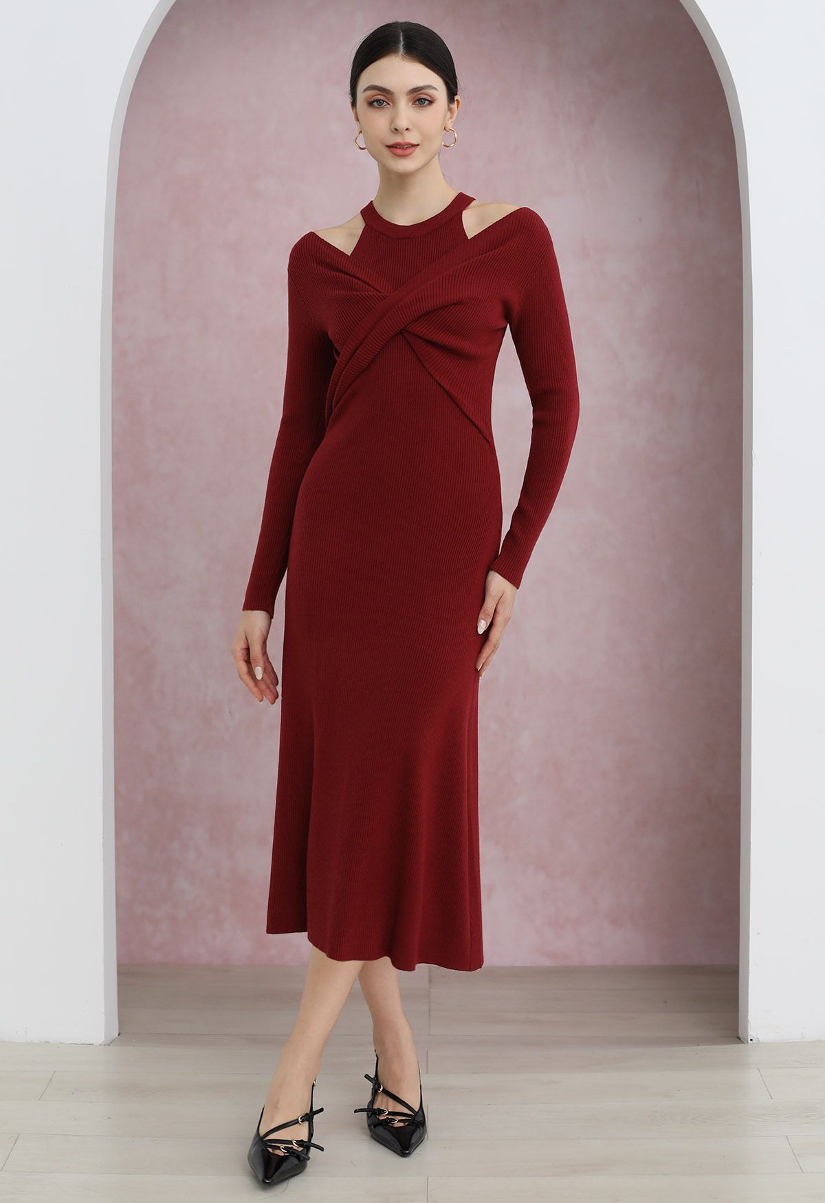 Robe mi-longue en tricot à découpes et devant croisé en rouge