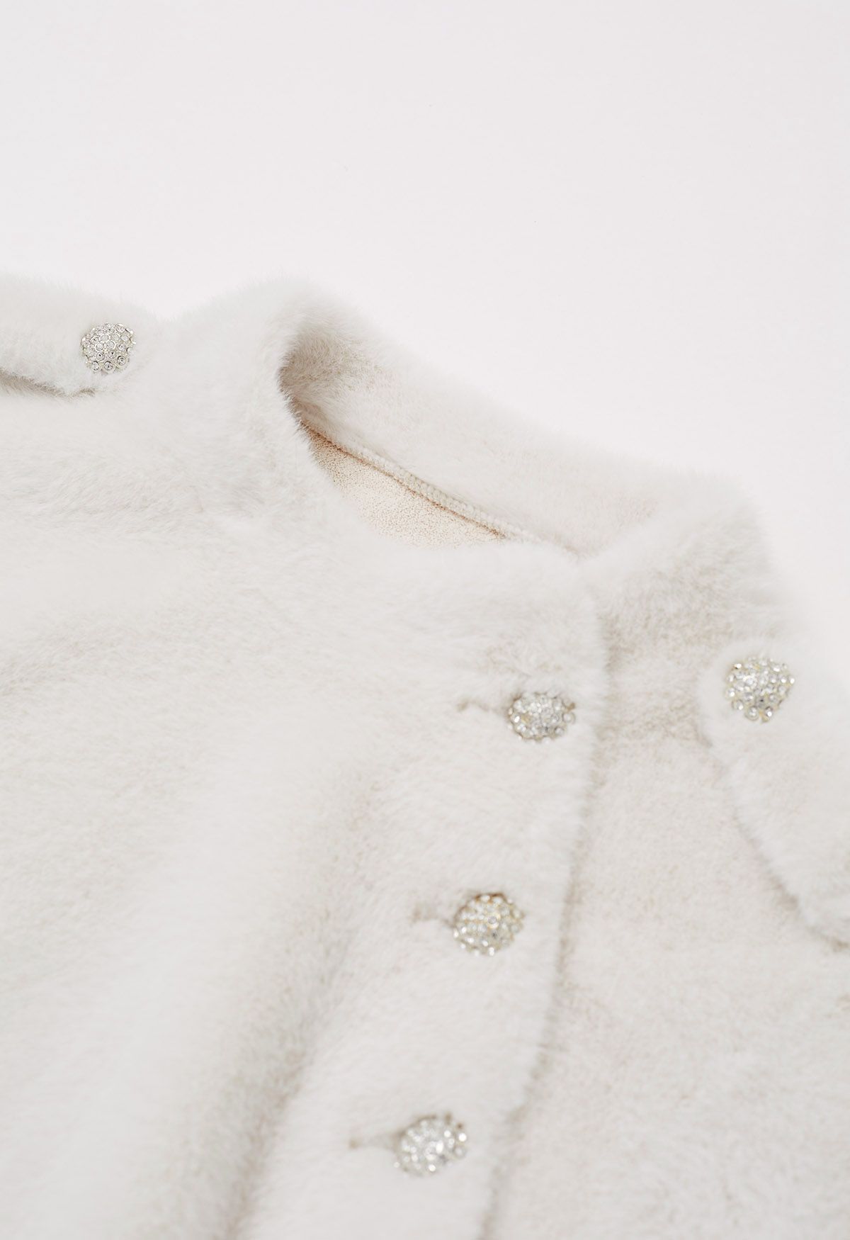 Manteau cape en fausse fourrure avec boutons en strass en ivoire