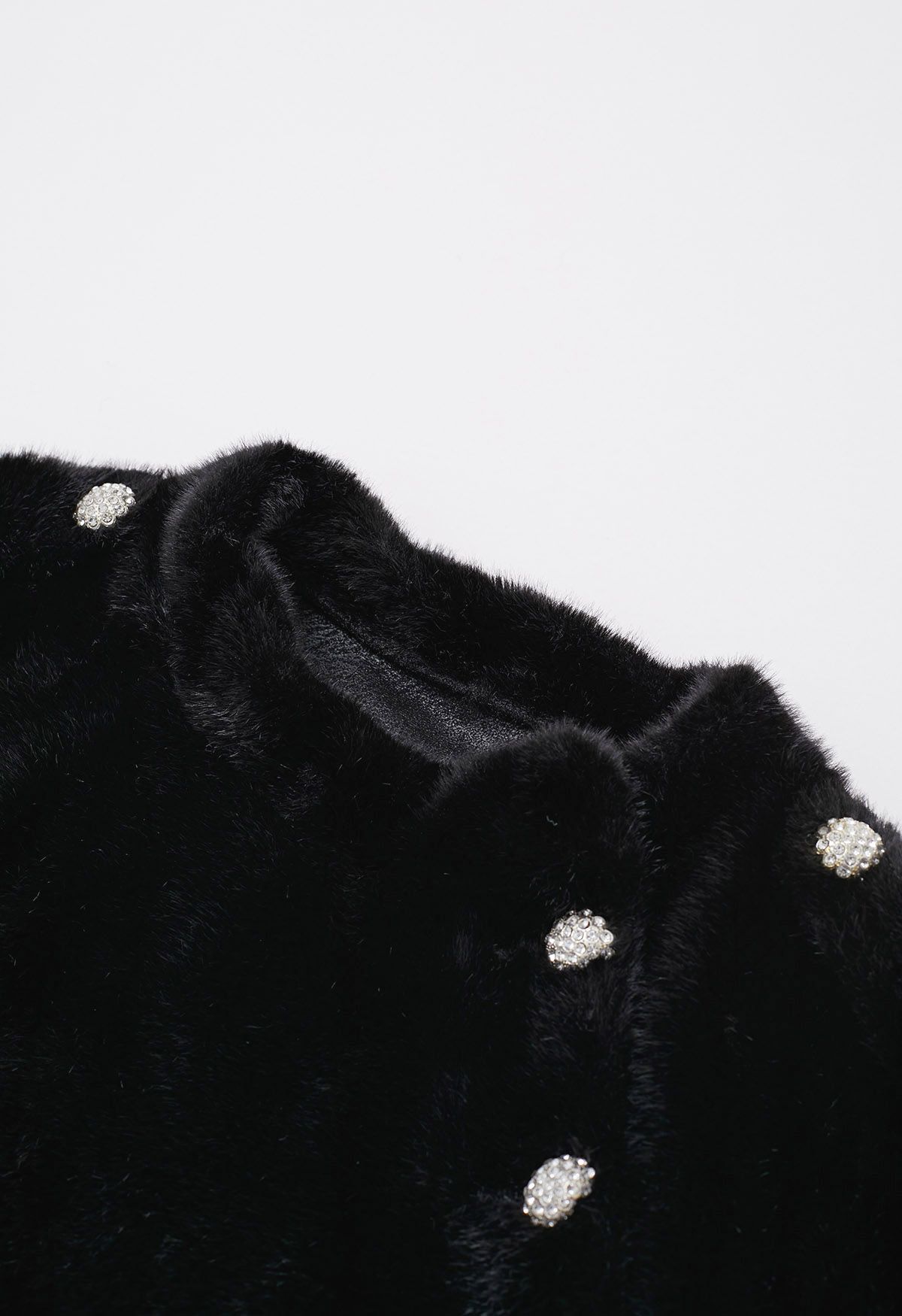 Manteau cape en fausse fourrure avec boutons en strass en noir