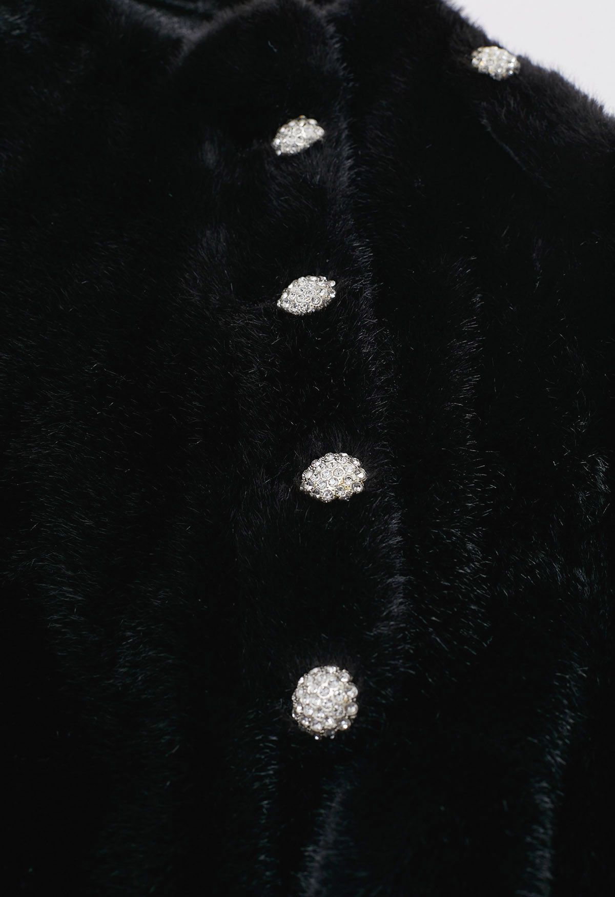 Manteau cape en fausse fourrure avec boutons en strass en noir