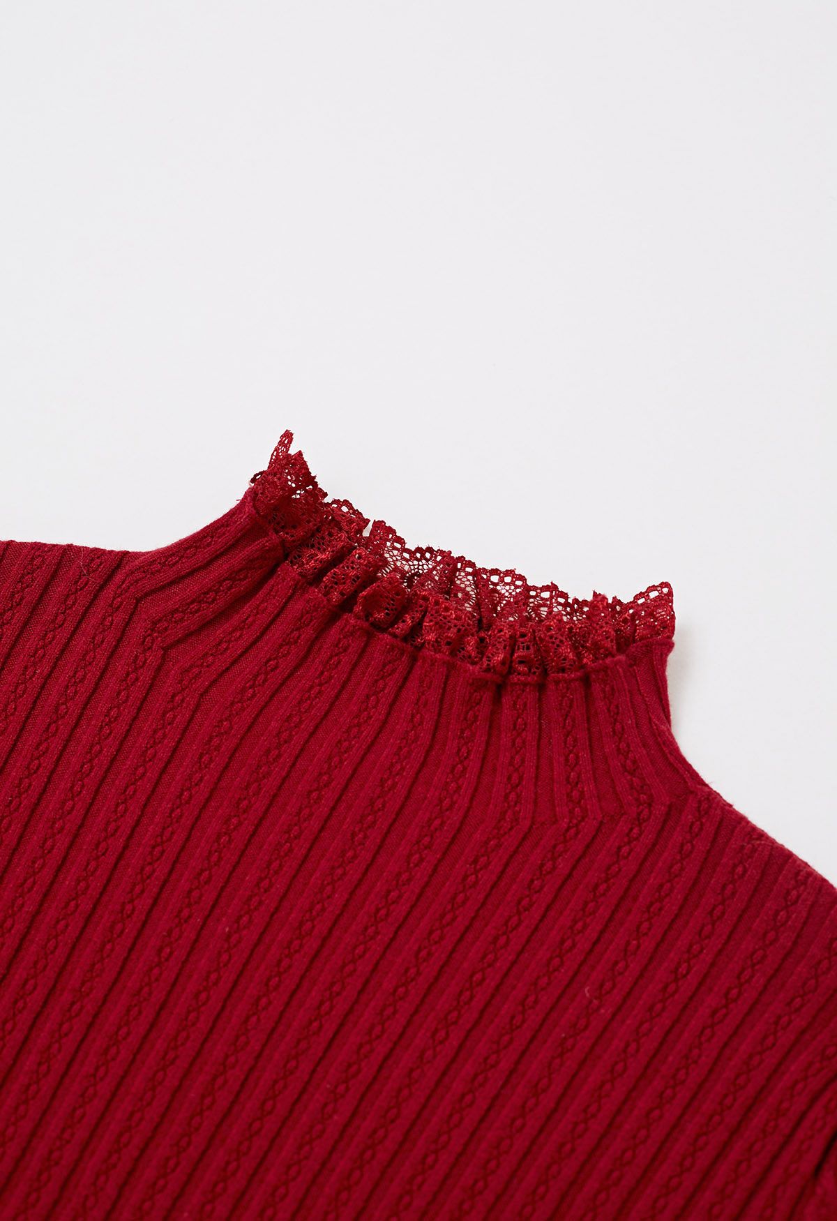 Haut en tricot côtelé à col montant et bordure en dentelle en rouge