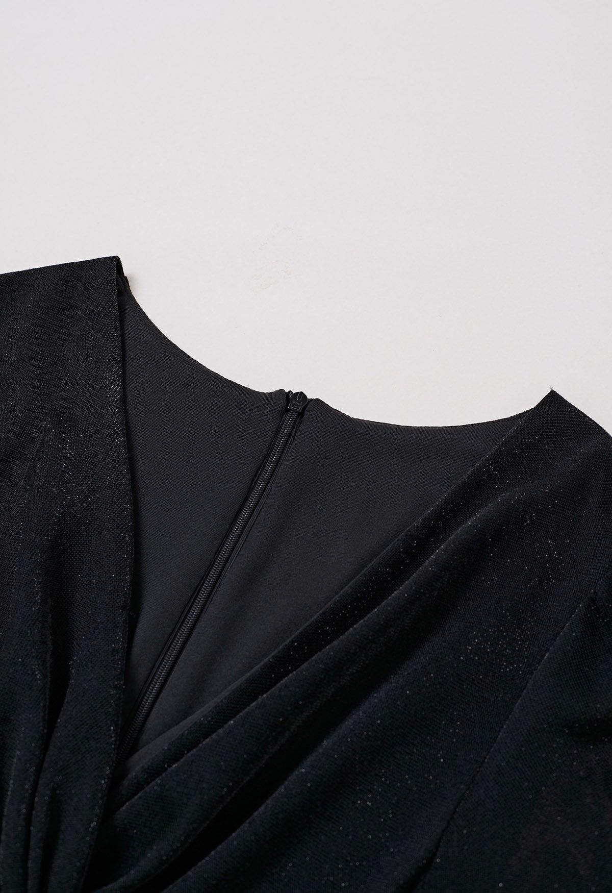 Robe longue plissée scintillante à devant torsadé en noir