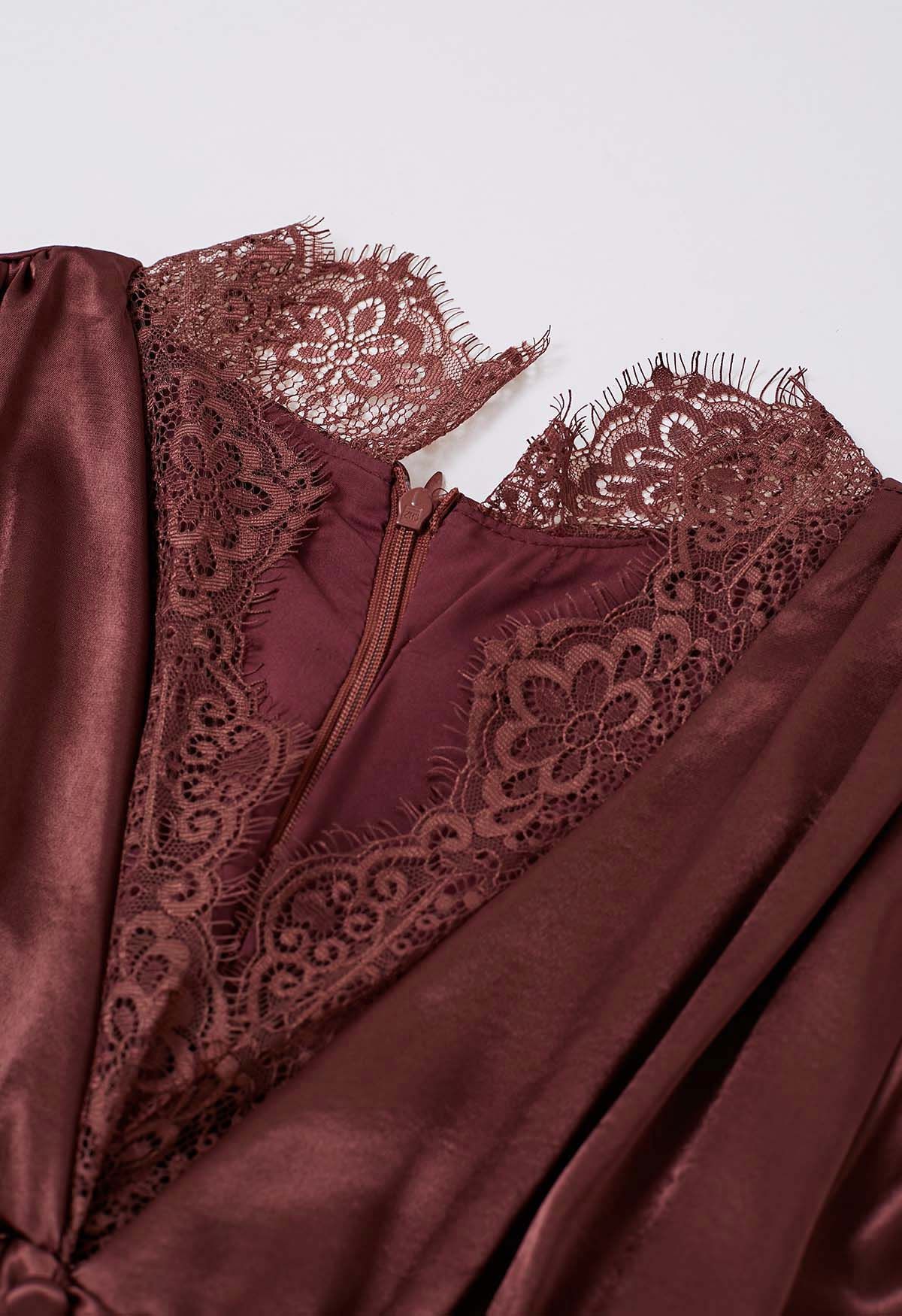 Robe mi-longue en satin taille haute froncée avec bordure en dentelle en bordeaux