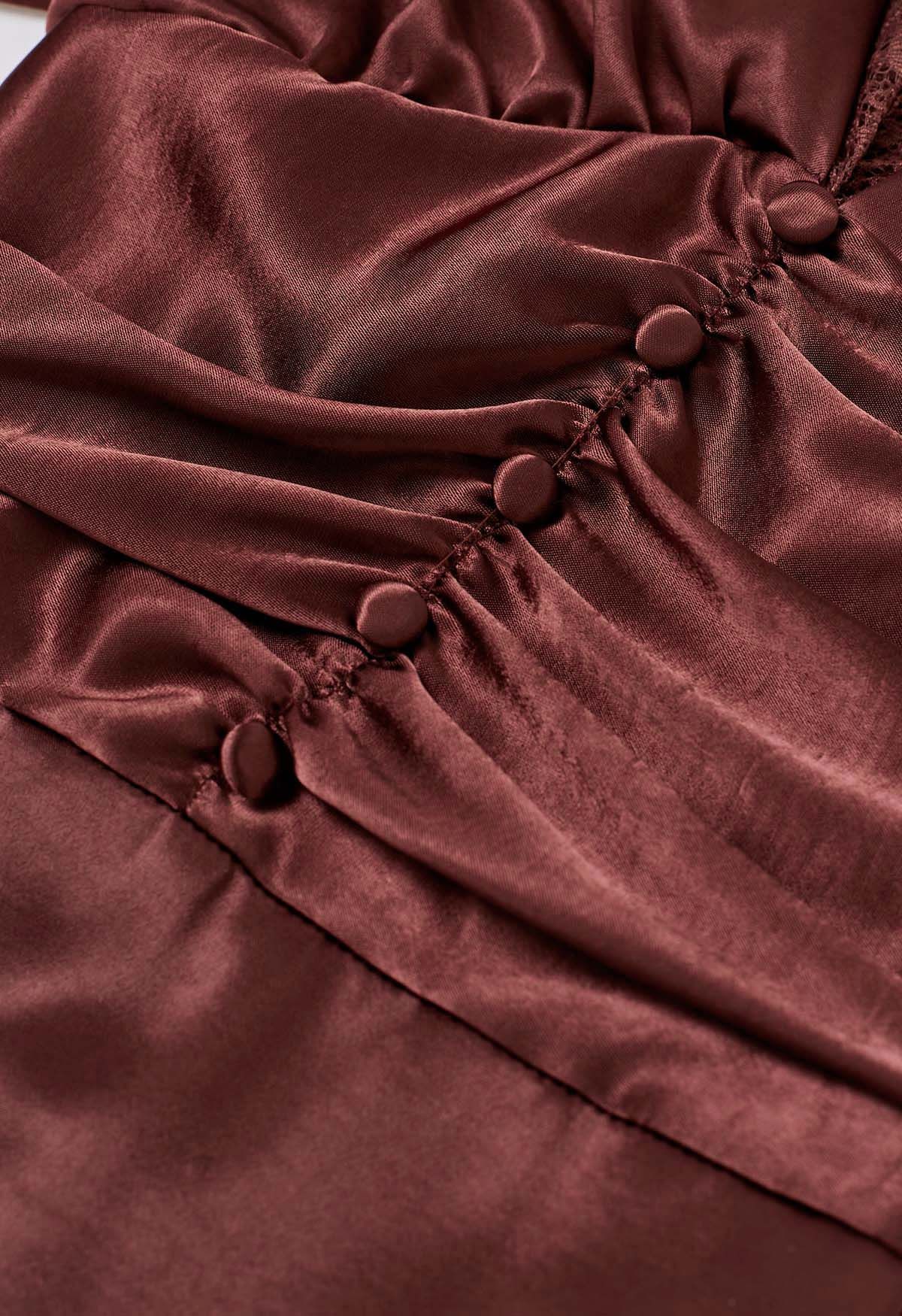 Robe mi-longue en satin taille haute froncée avec bordure en dentelle en bordeaux