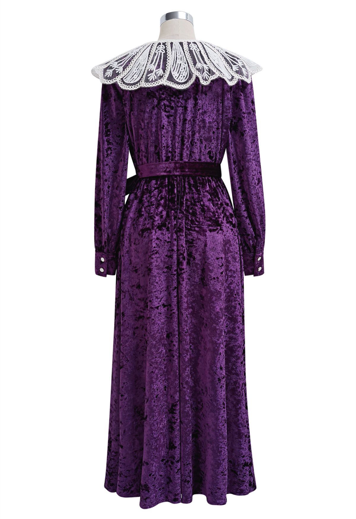 Robe mi-longue en velours à col en dentelle et à volants en violet