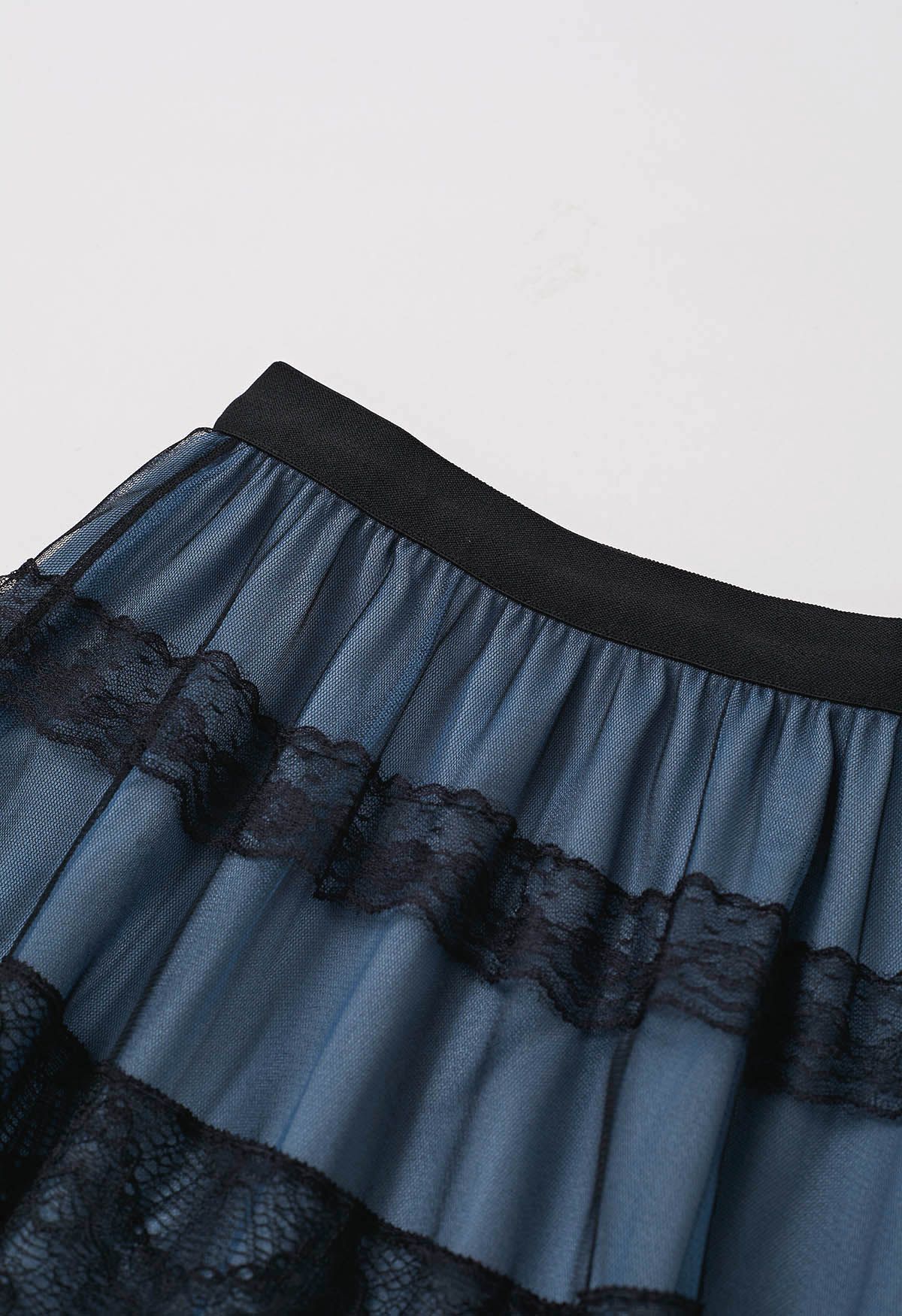 Jupe mi-longue mystérieuse en tulle et dentelle à plusieurs niveaux en bleu poudré