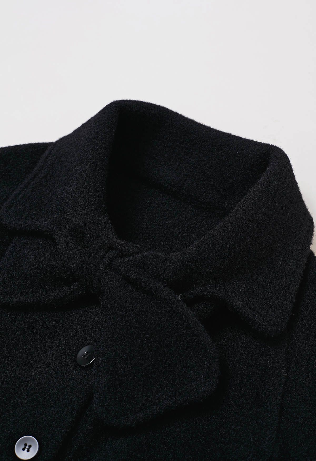 Manteau cape en tricot boutonné avec poche en fausse fourrure et décor de nœud papillon en noir