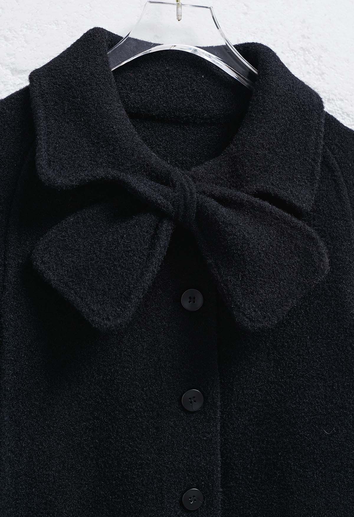 Manteau cape en tricot boutonné avec poche en fausse fourrure et décor de nœud papillon en noir