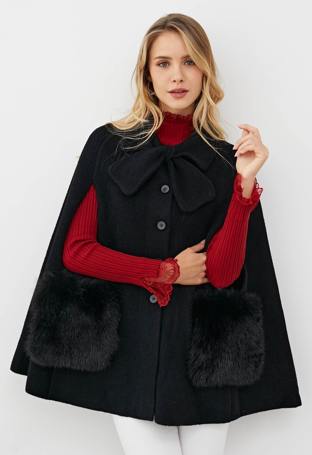 Manteau cape en tricot boutonné avec poche en fausse fourrure et décor de nœud papillon en noir