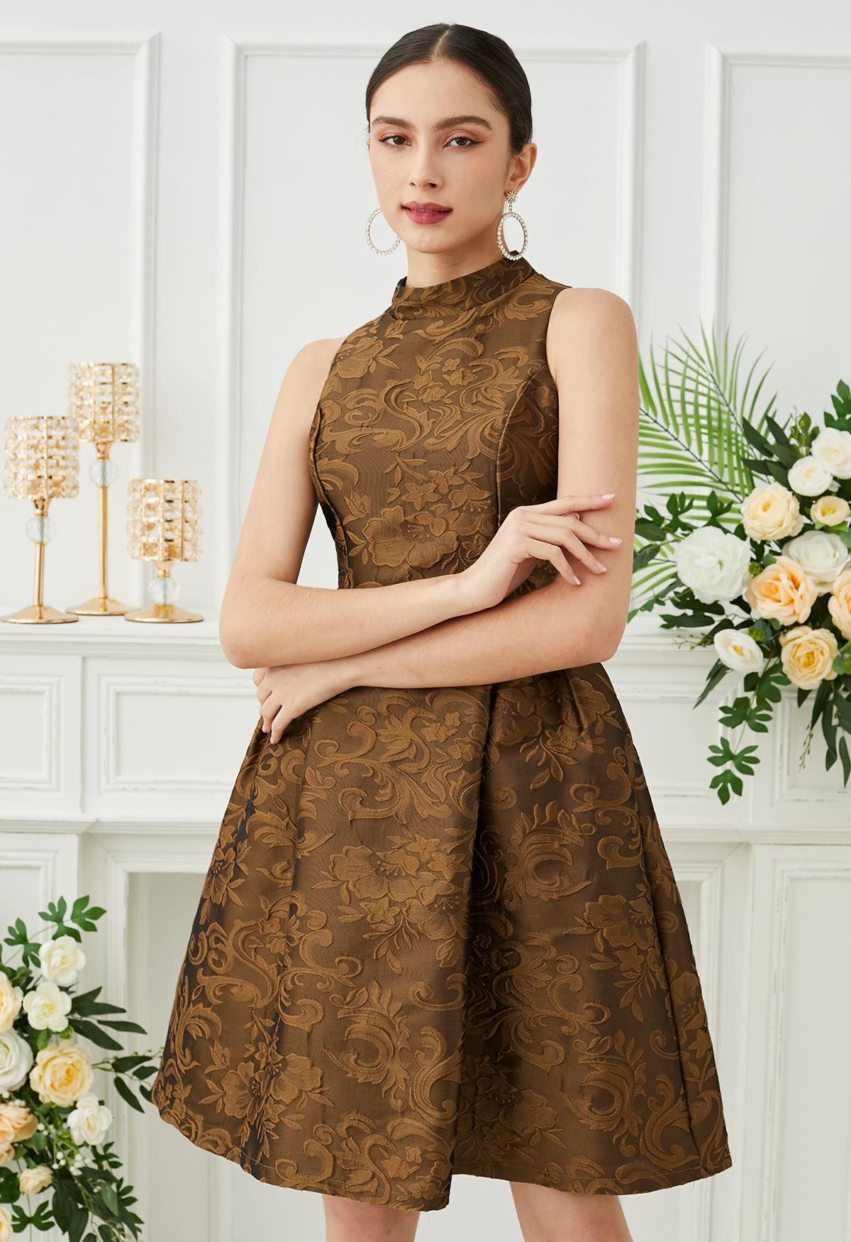 Magnifique robe sans manches en jacquard fleuri en bronze