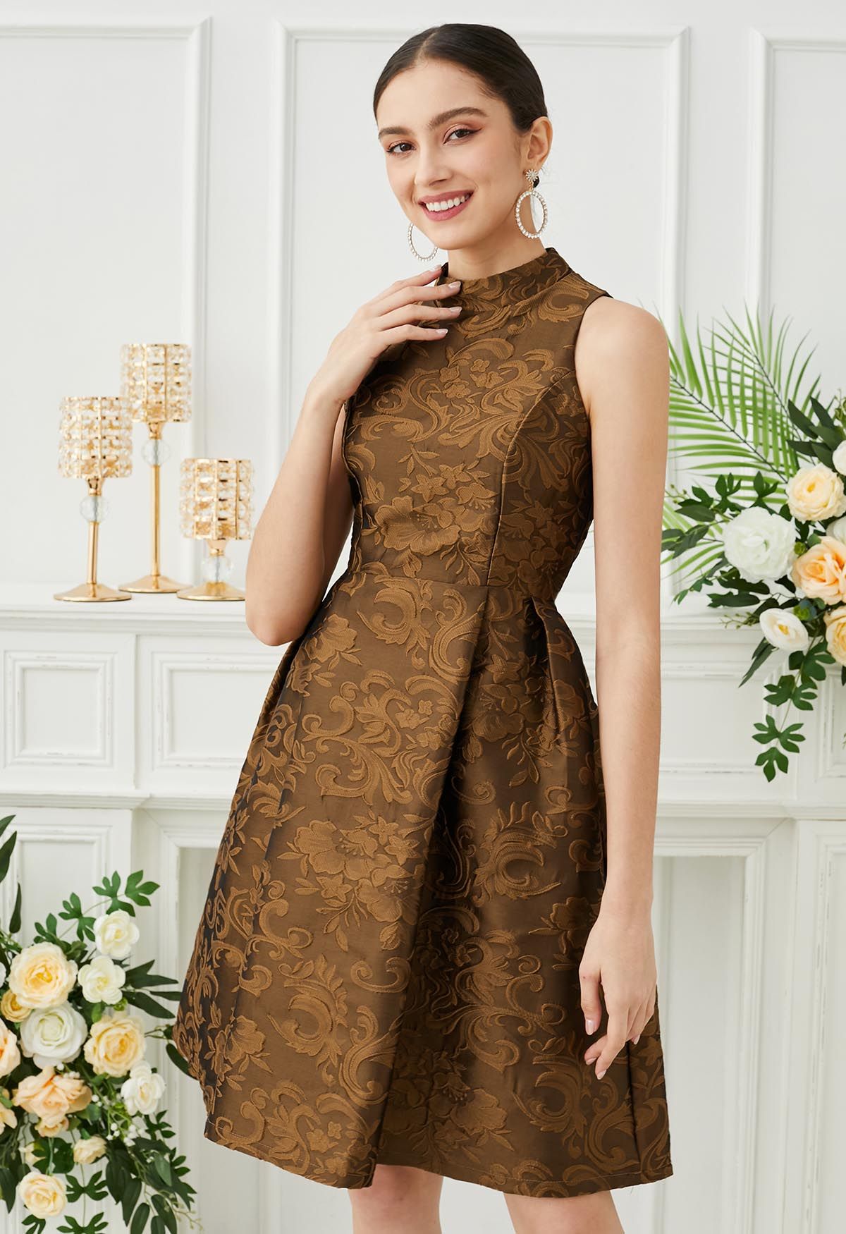 Magnifique robe sans manches en jacquard fleuri en bronze