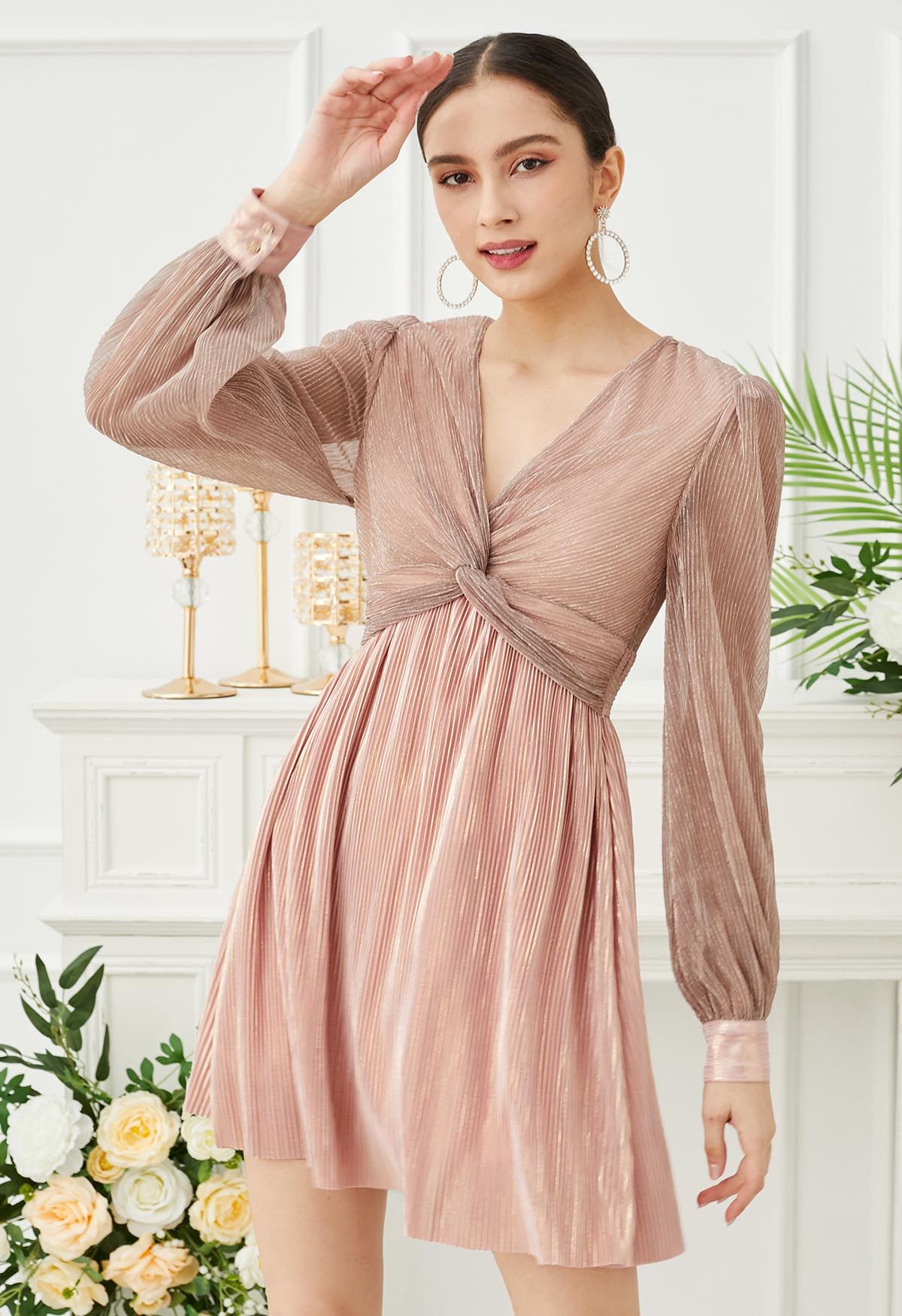 Robe de cocktail métallisée glamour Twist en rose poudré