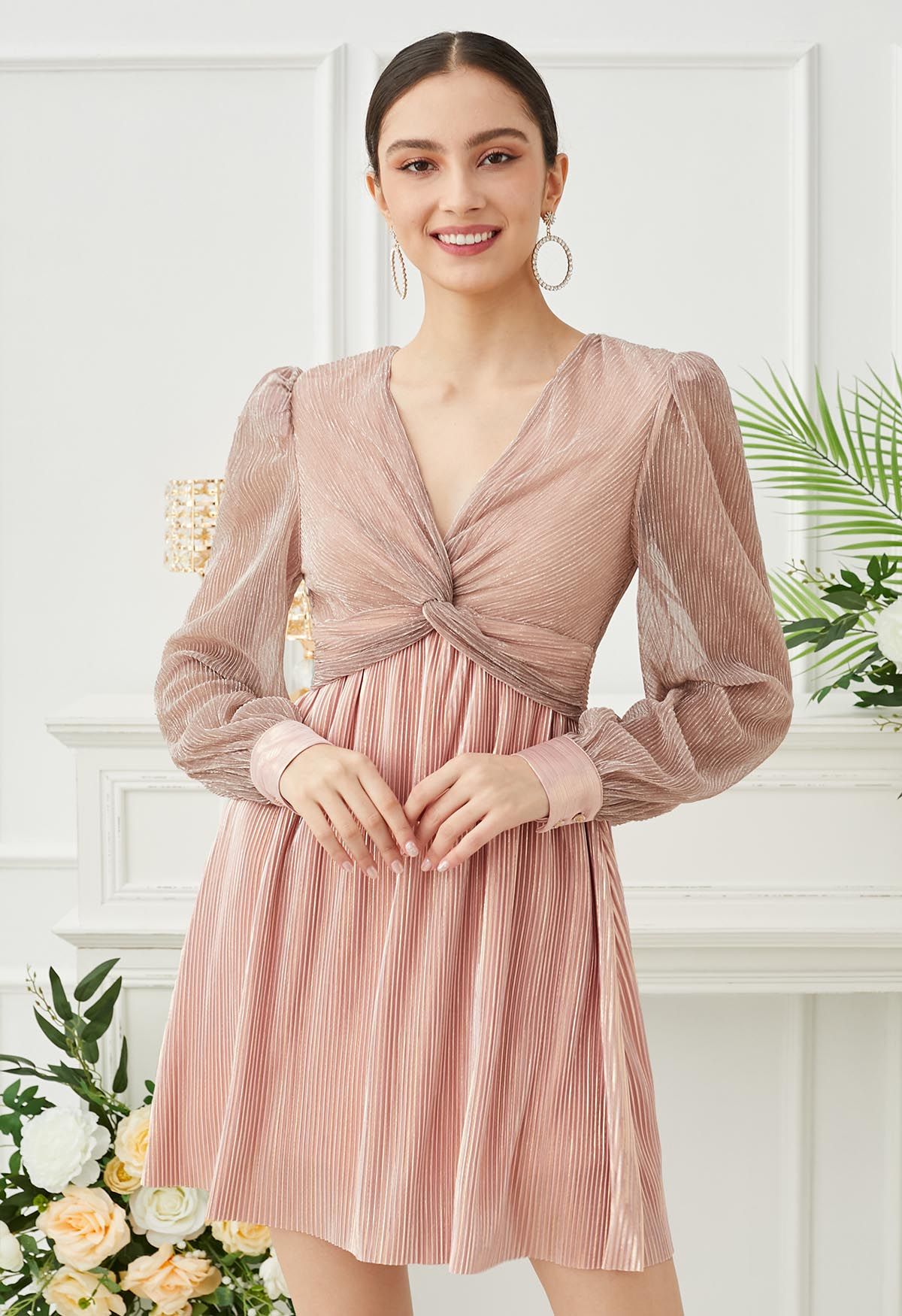 Robe de cocktail métallisée glamour Twist en rose poudré