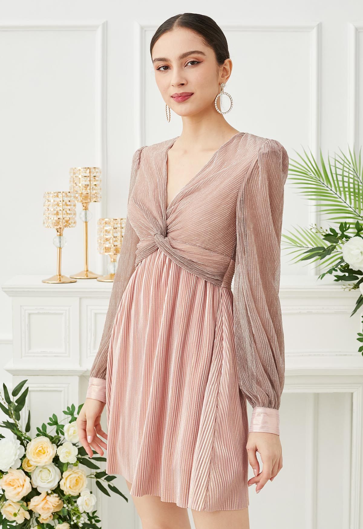 Robe de cocktail métallisée glamour Twist en rose poudré