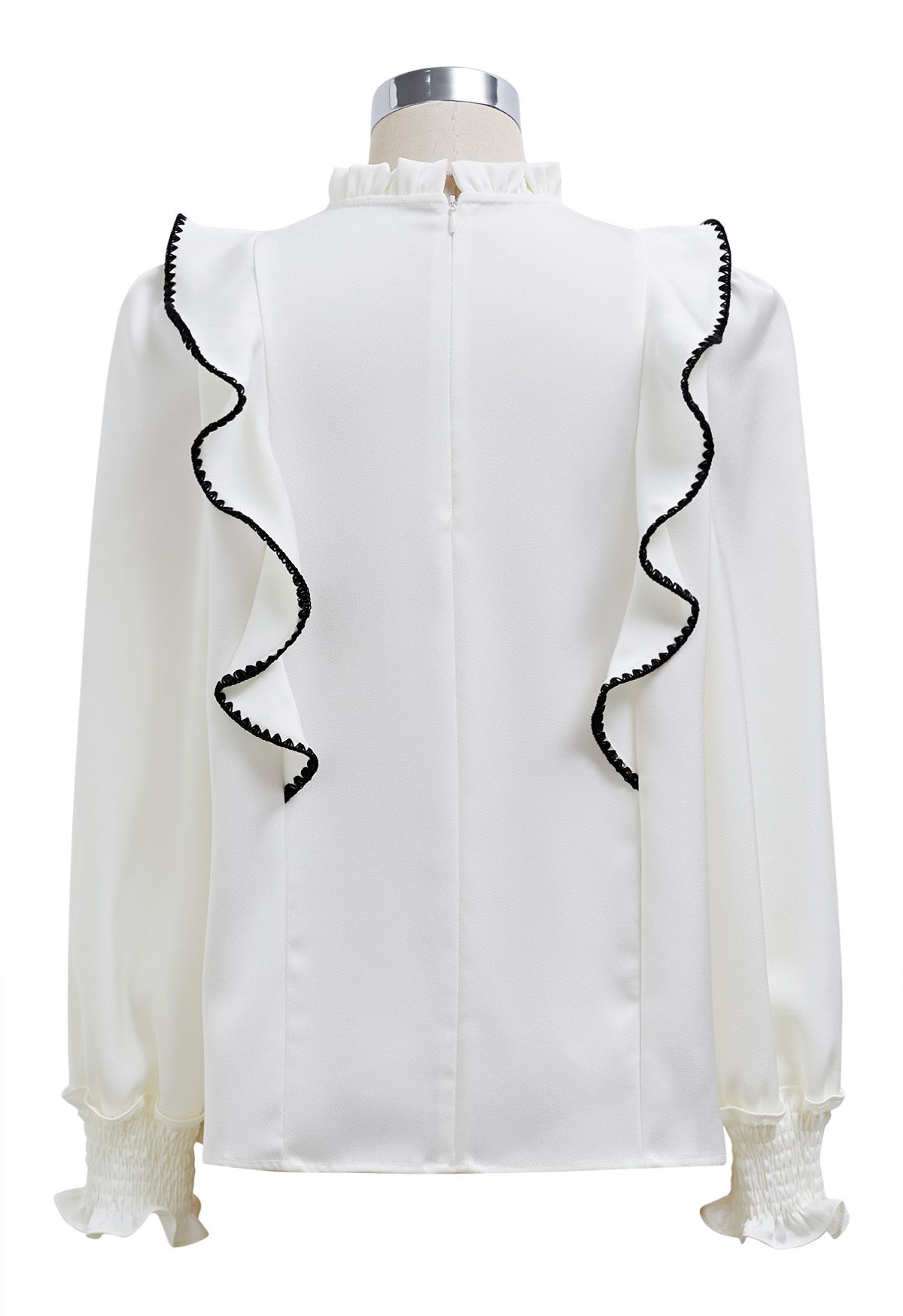 Chemise à manches bouffantes et volants à surpiqûres noires en blanc