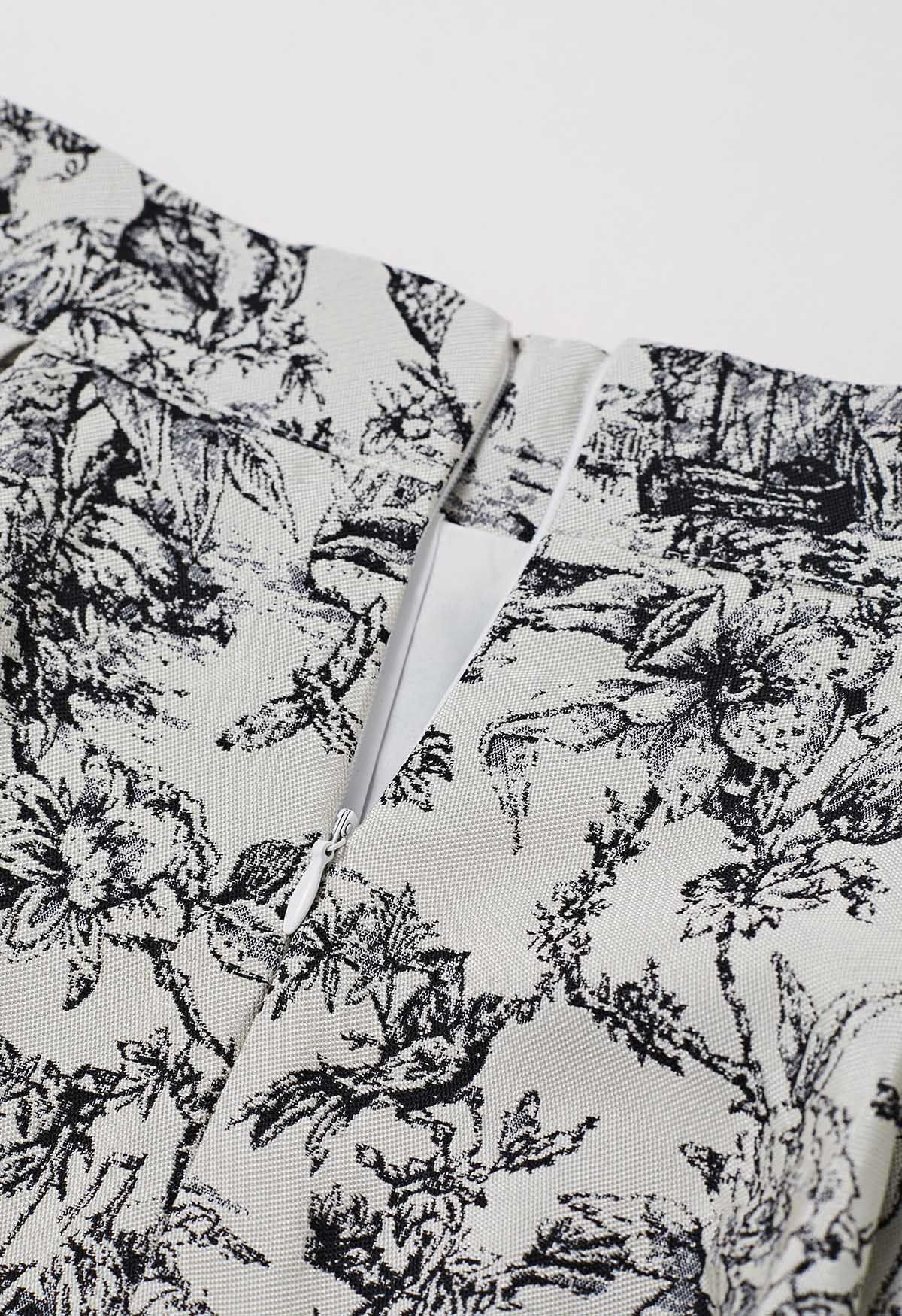 Jupe mi-longue trapèze gracieuse en jacquard floral noir