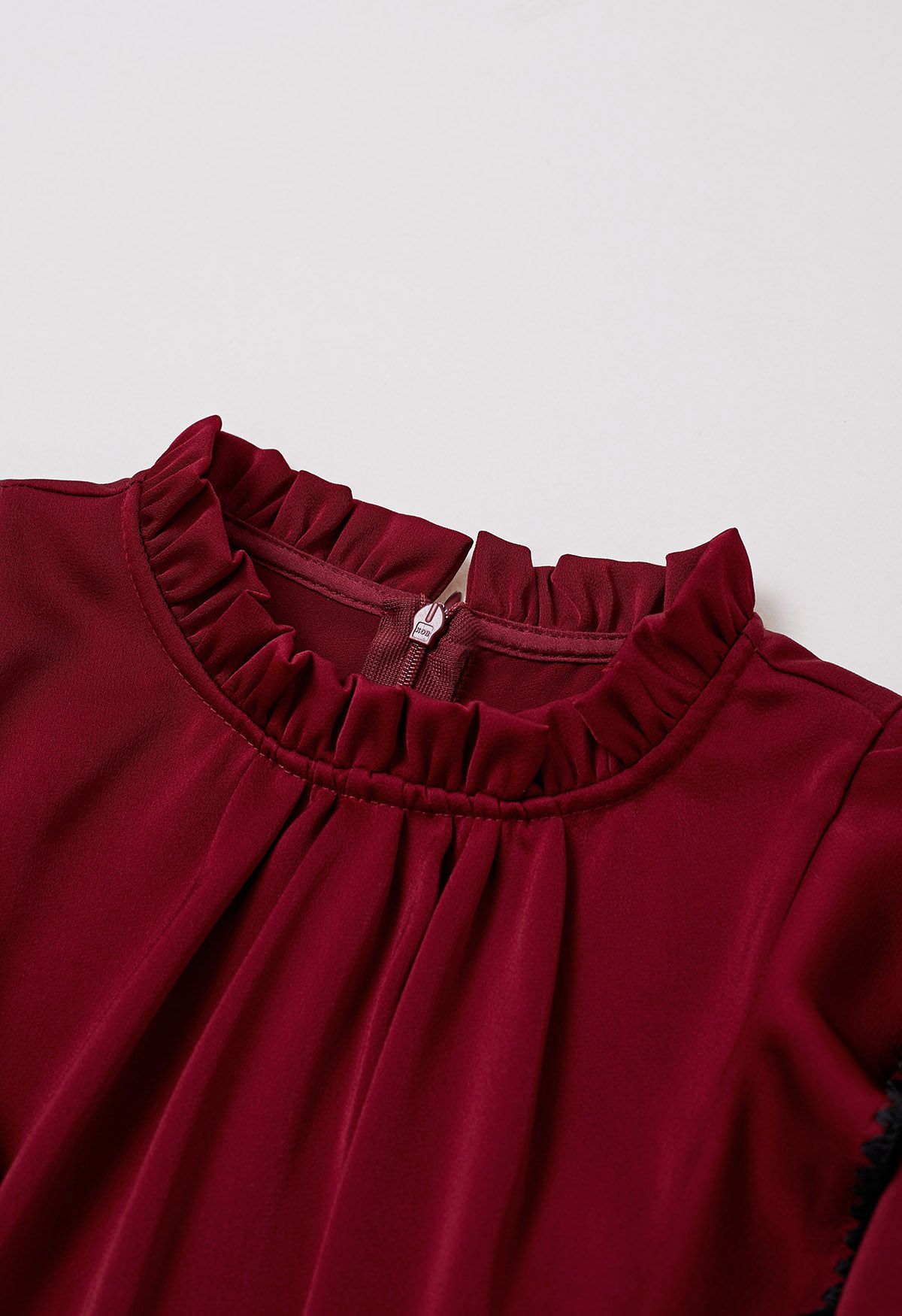 Chemise à manches bouffantes et volants à surpiqûres noires en rouge