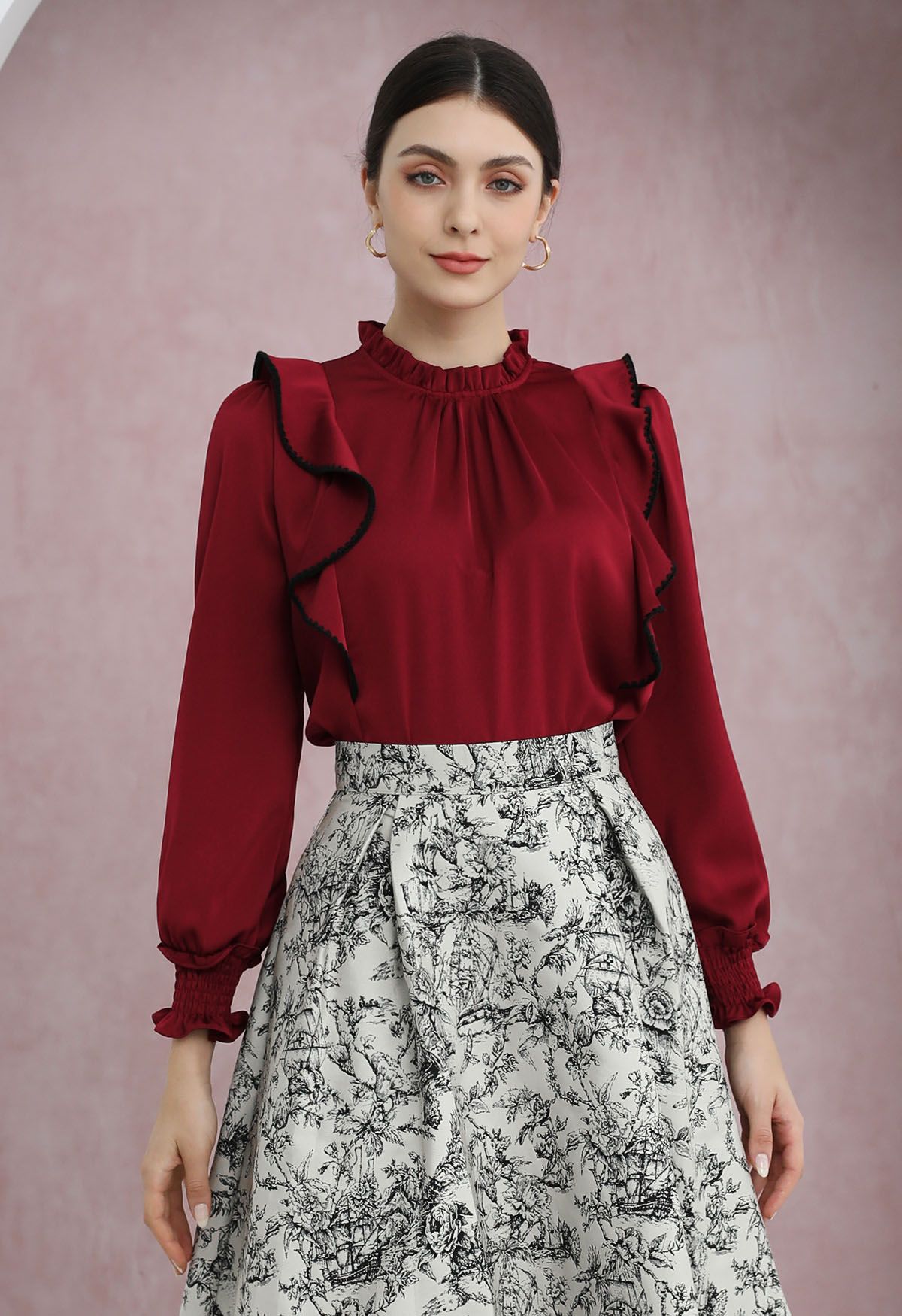 Chemise à manches bouffantes et volants à surpiqûres noires en rouge