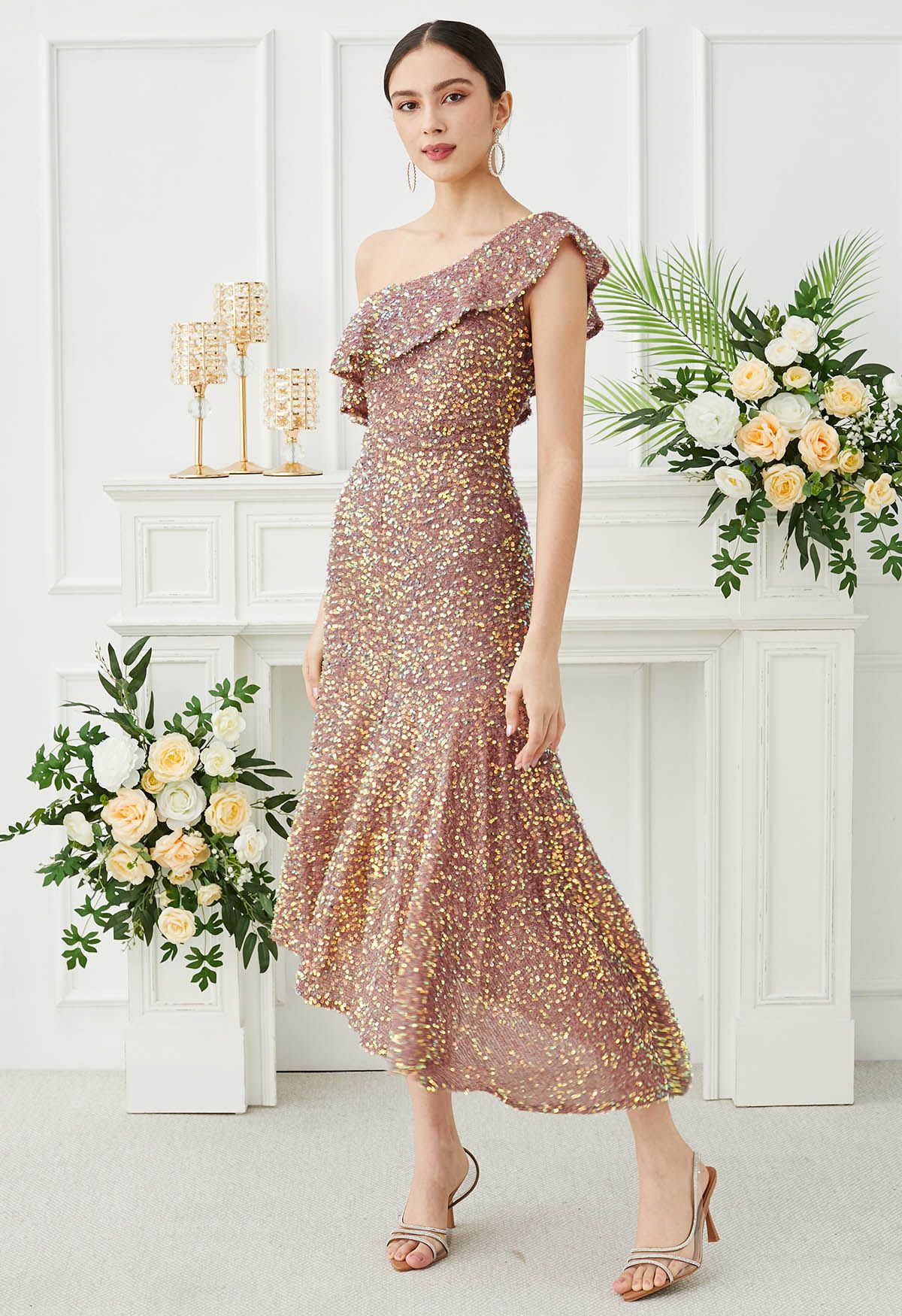 Robe asymétrique à volants et à une épaule en sequins