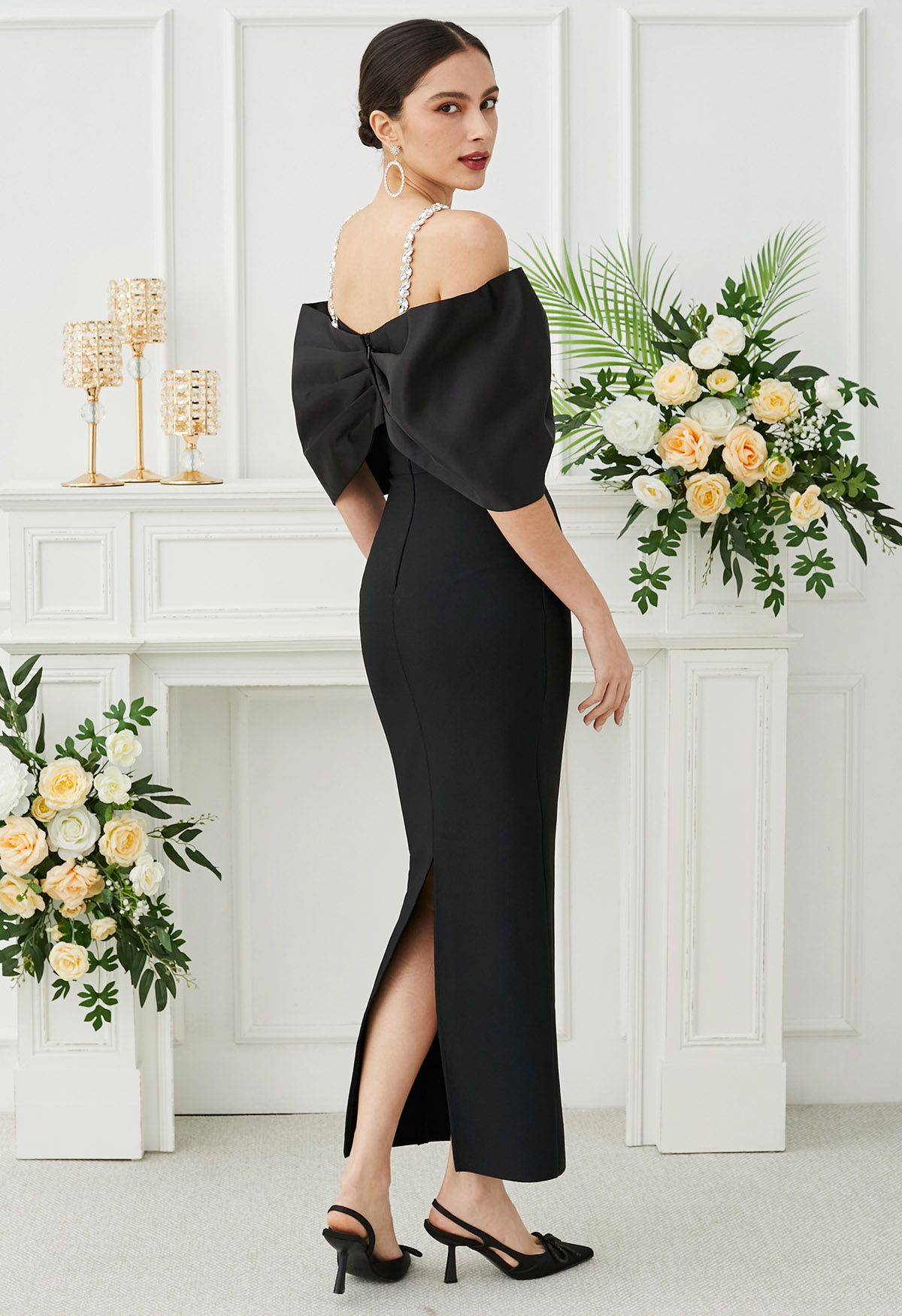 Robe longue noire à épaules dénudées et gros nœud avec décor en strass