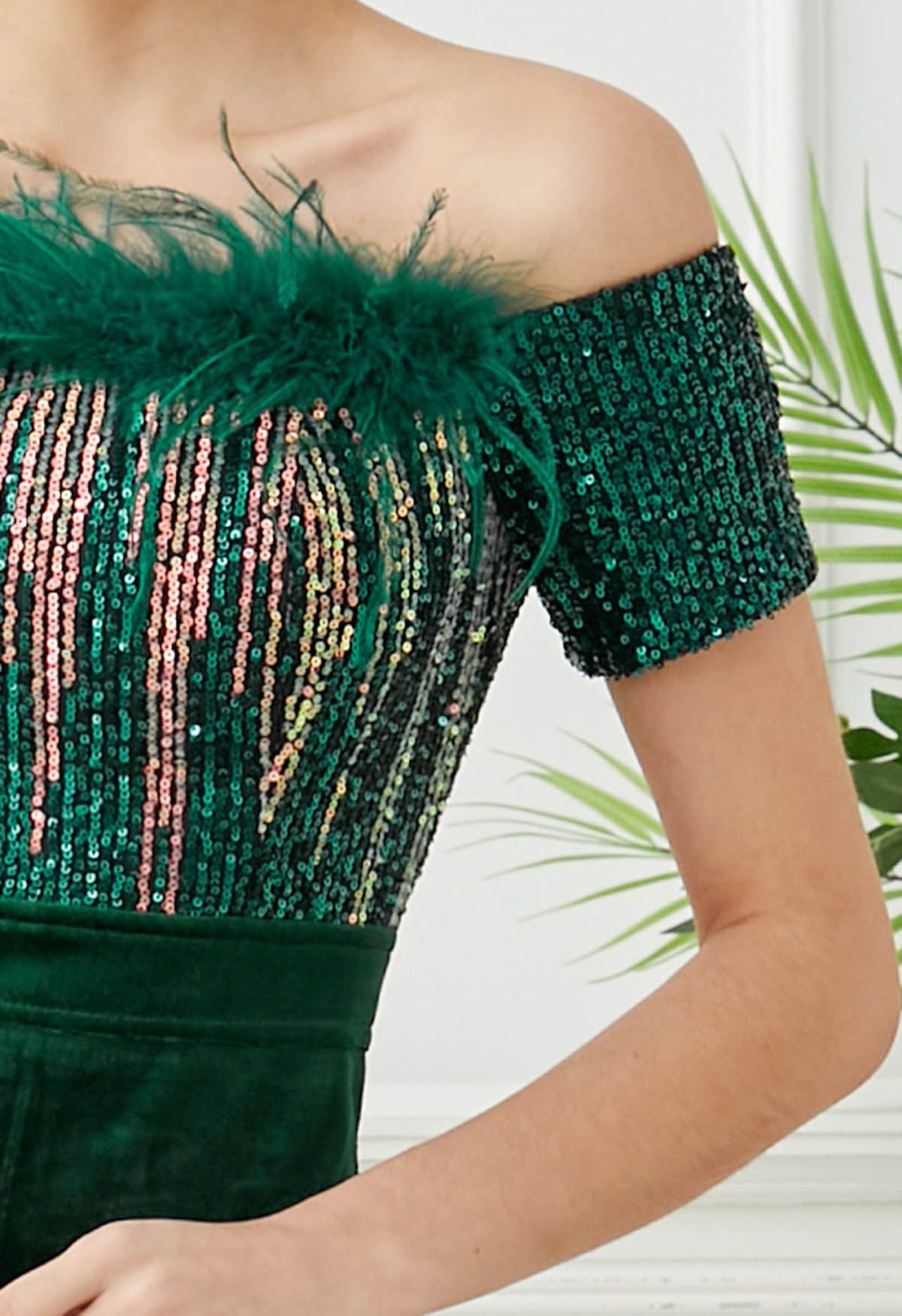 Robe longue fendue à épaules dénudées et sequins en plumes couleur émeraude