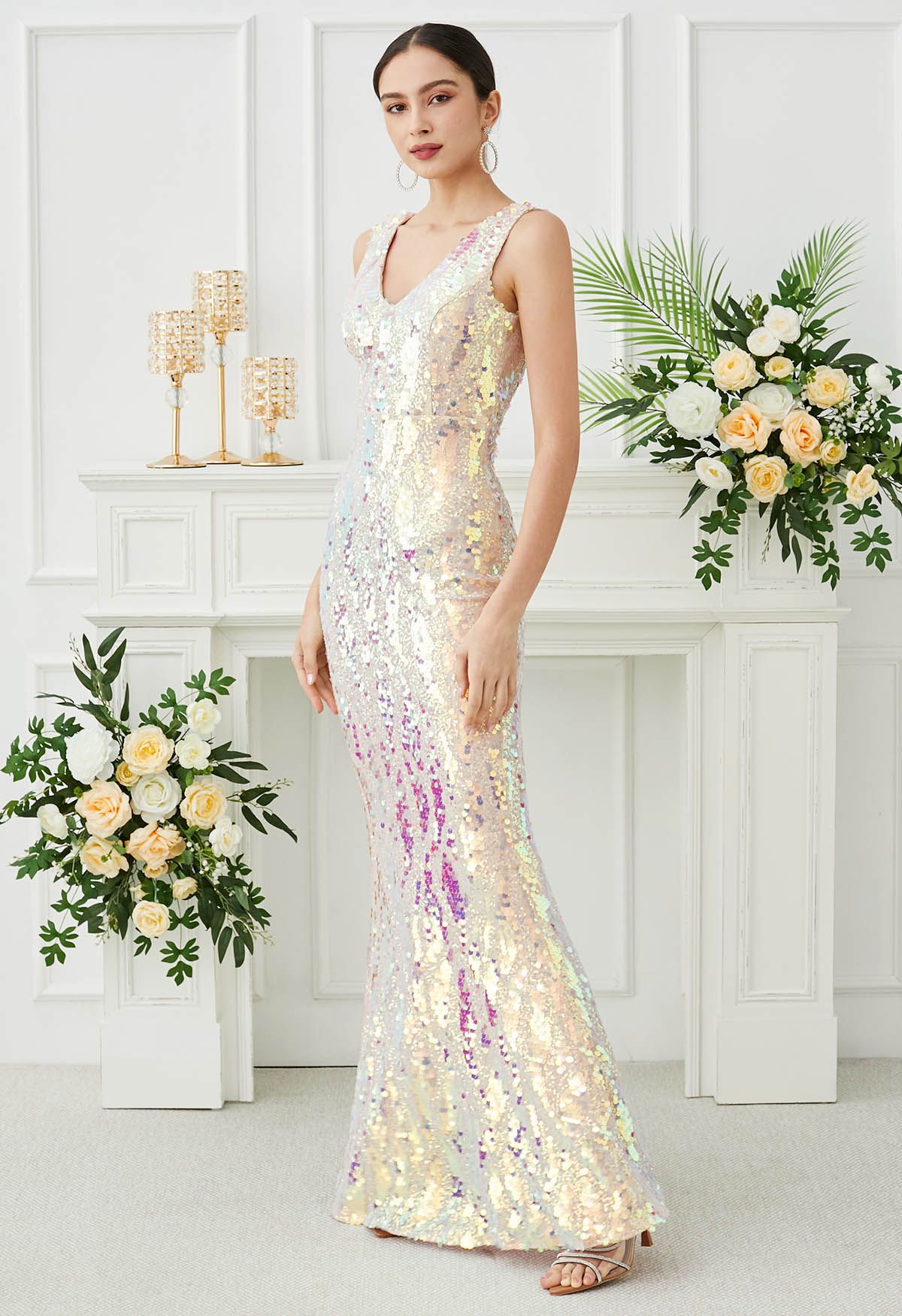 Robe sirène sans manches à col en V et sequins irisés en crème