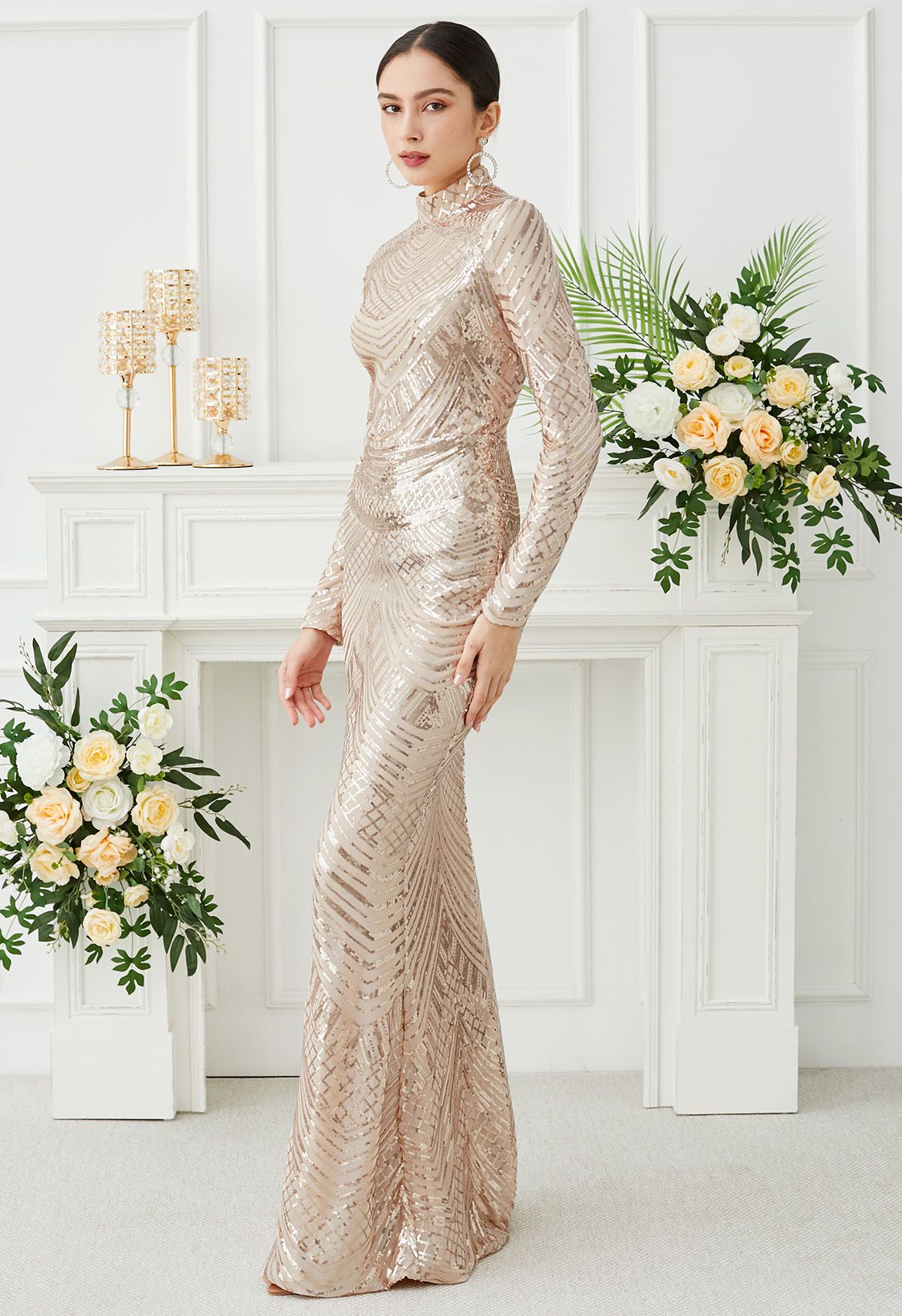 Robe sirène à col montant et sequins géométriques en abricot