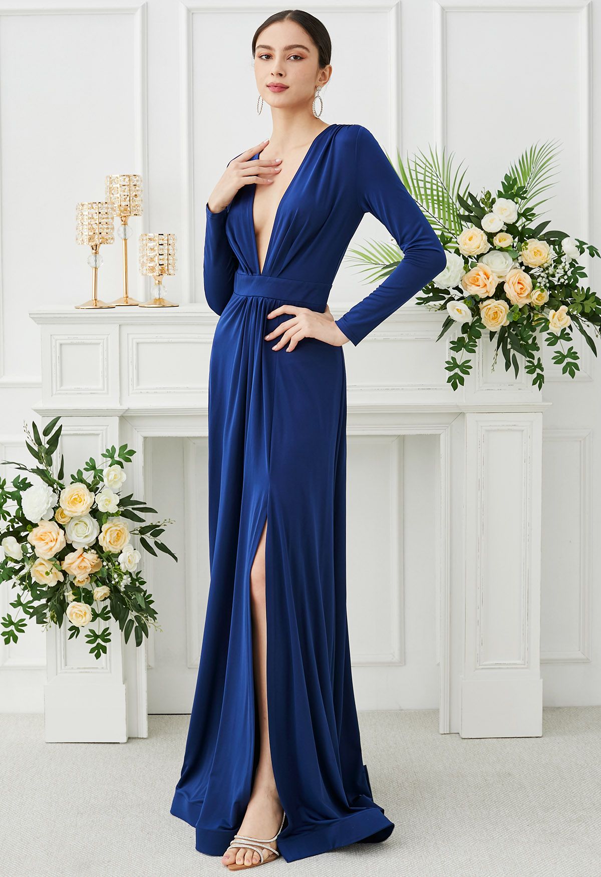 Robe longue fendue devant à décolleté en V profond en bleu marine