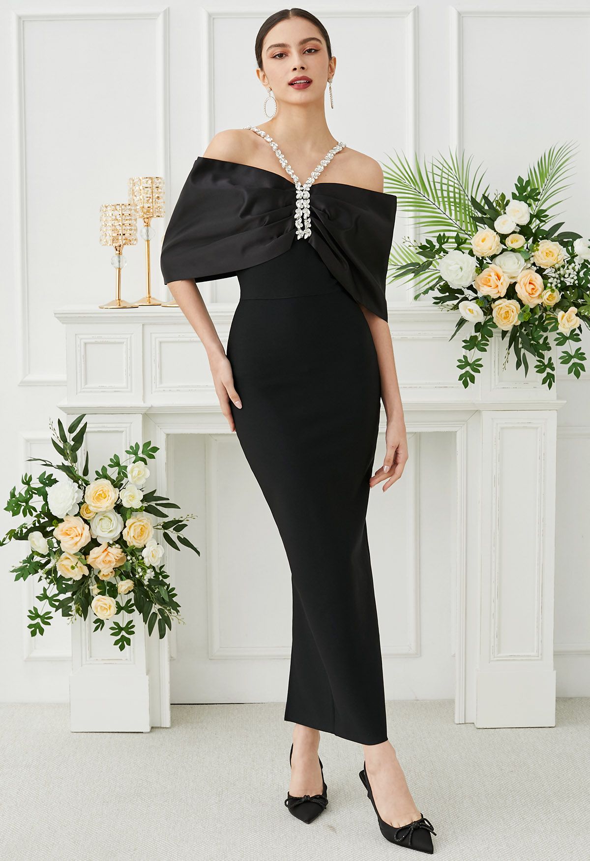 Robe longue noire à épaules dénudées et gros nœud avec décor en strass