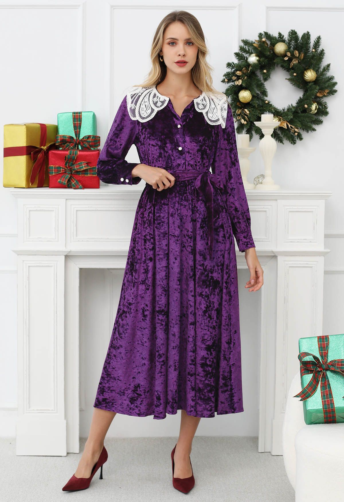 Robe mi-longue en velours à col en dentelle et à volants en violet