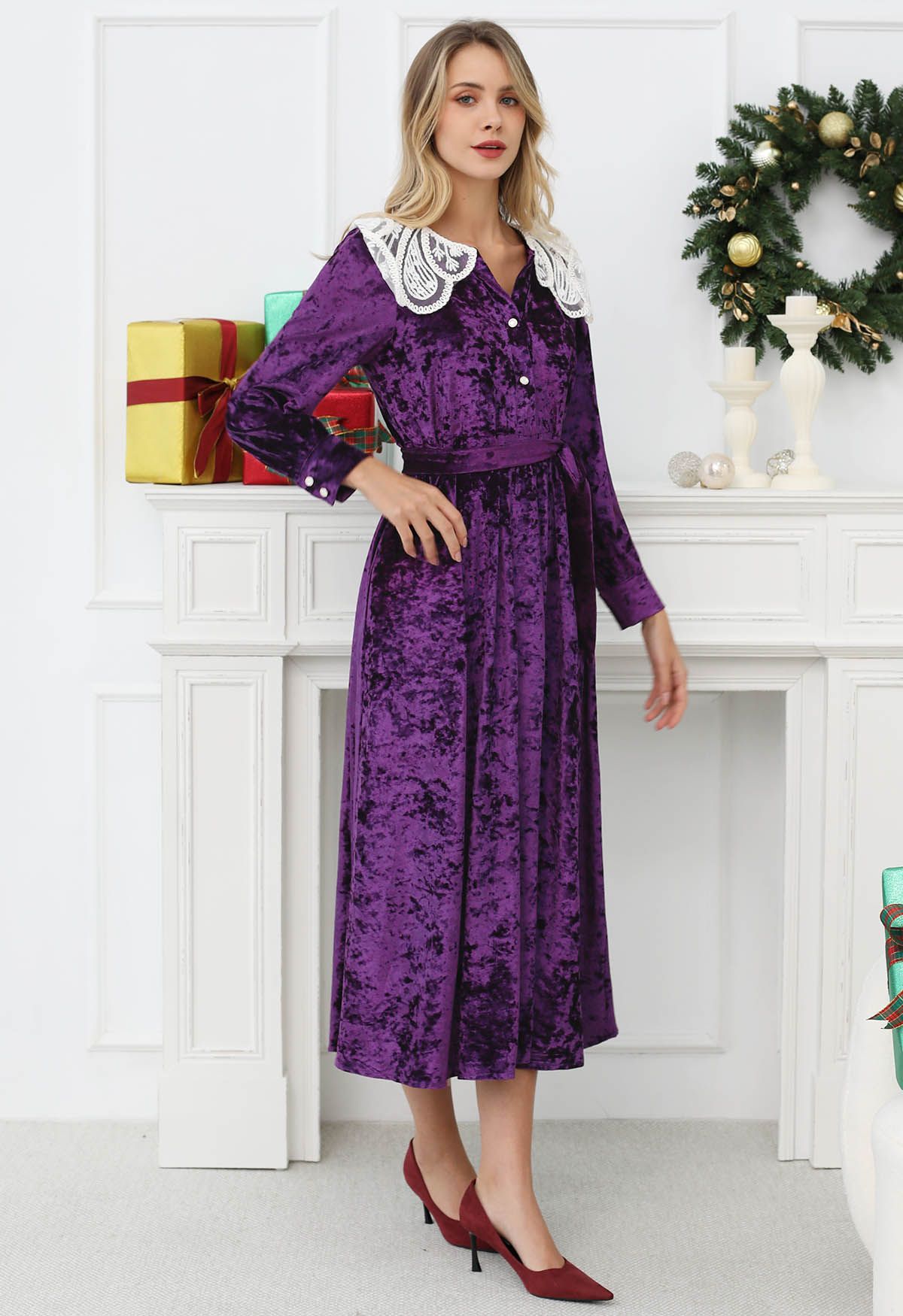 Robe mi-longue en velours à col en dentelle et à volants en violet