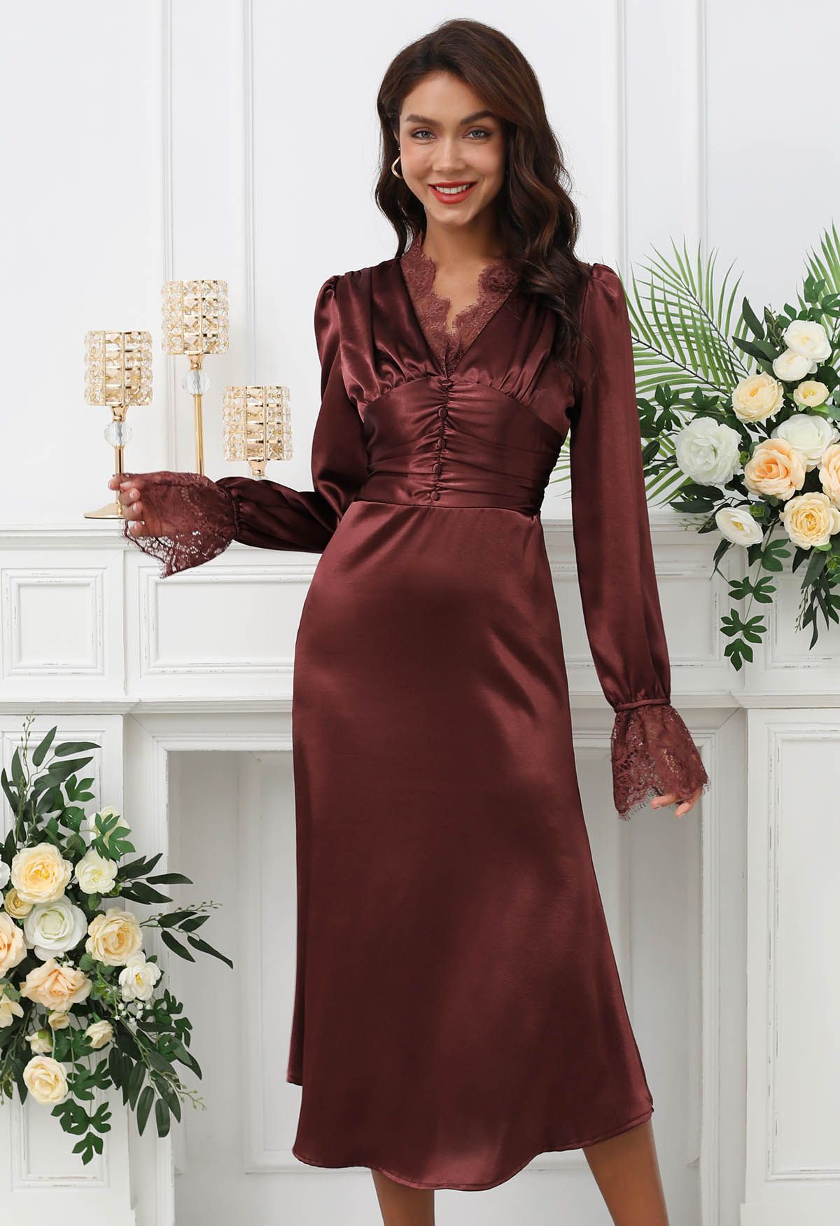 Robe mi-longue en satin taille haute froncée avec bordure en dentelle en bordeaux