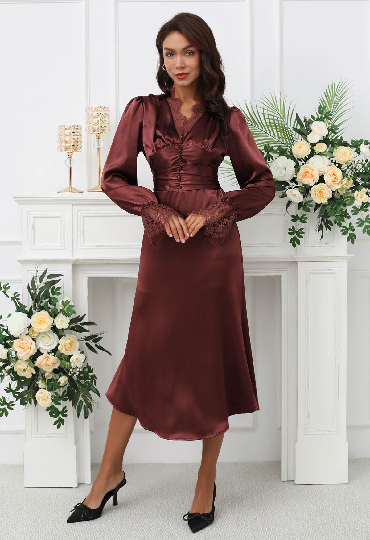 Robe mi-longue en satin taille haute froncée avec bordure en dentelle en bordeaux