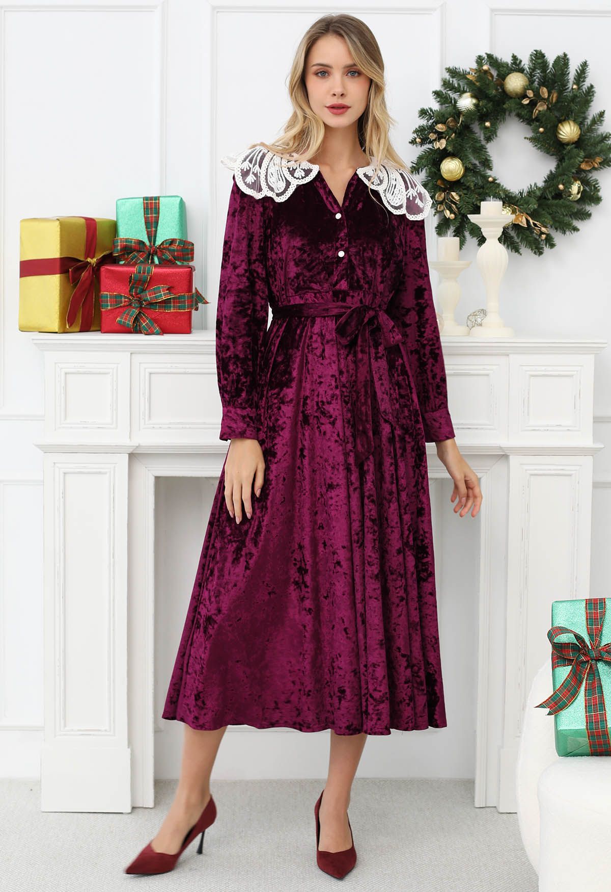 Robe mi-longue en velours avec col en dentelle bordeaux