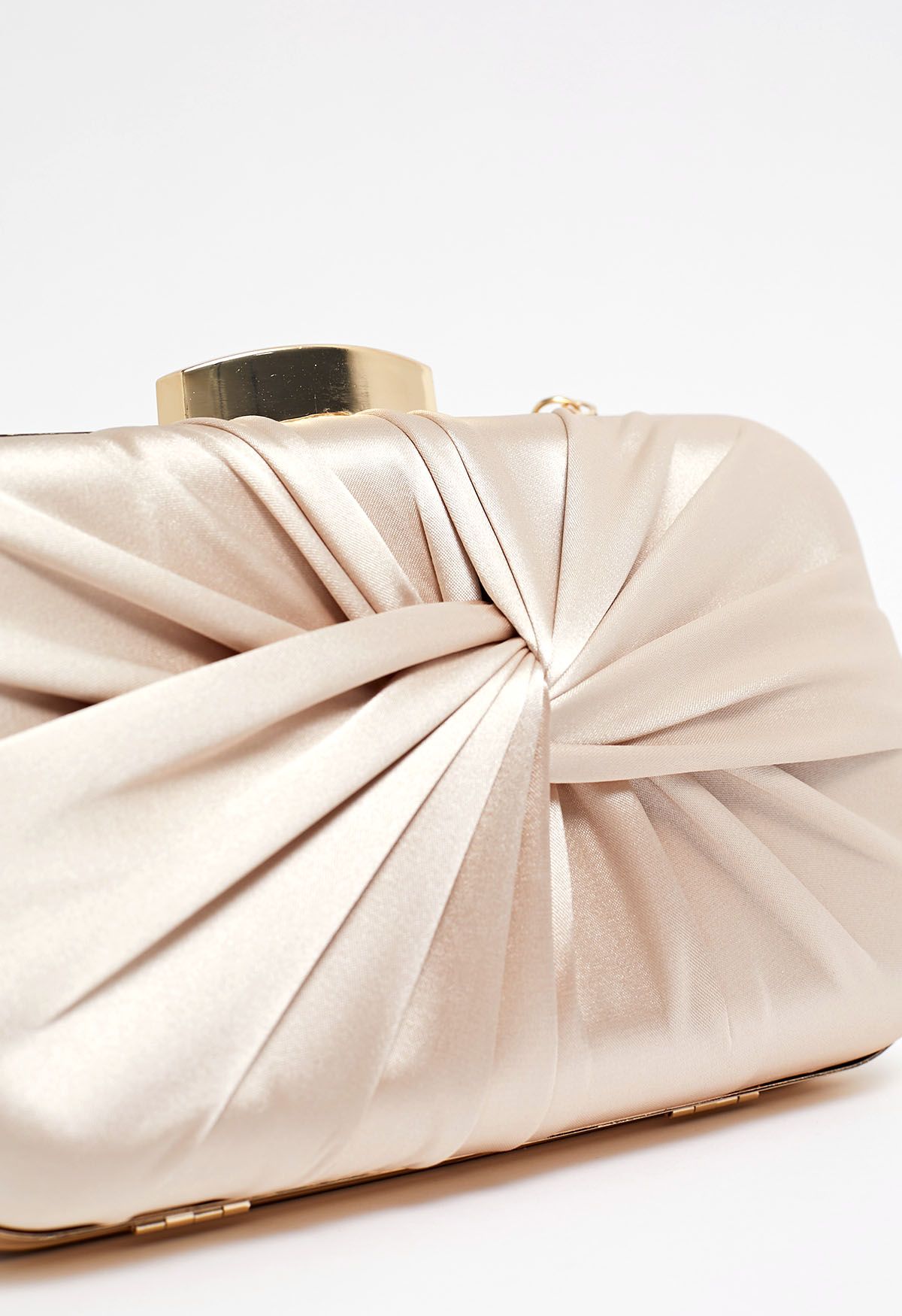 Pochette en satin noué et froncé couleur champagne