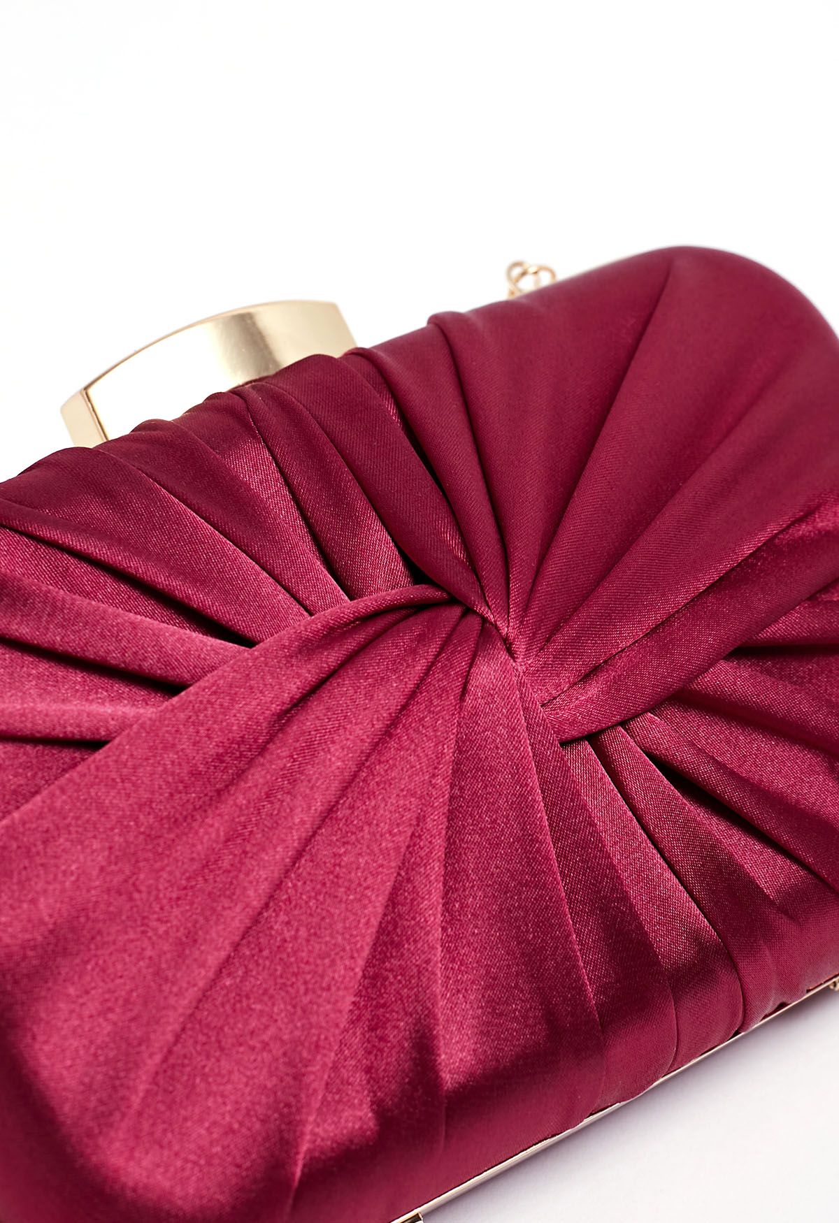 Pochette en satin noué et froncé en bordeaux