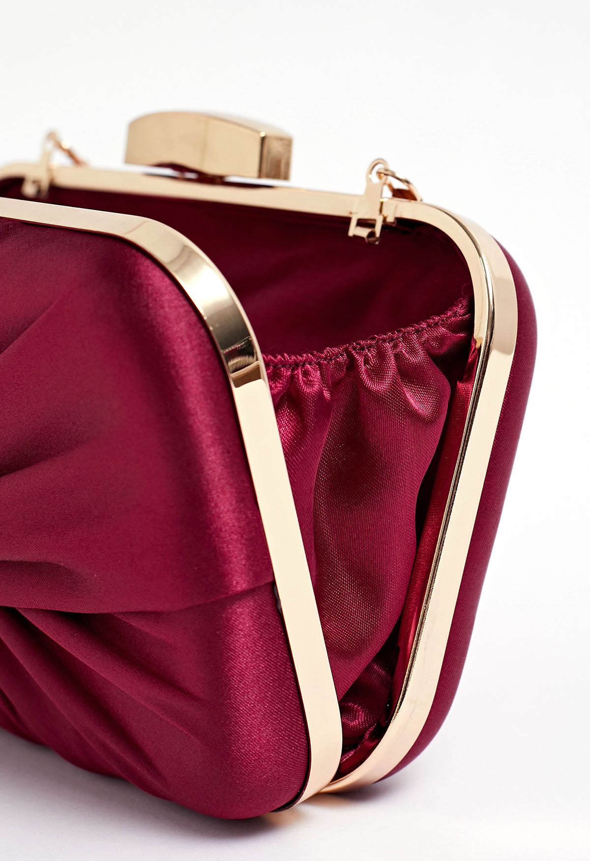 Pochette en satin noué et froncé en bordeaux