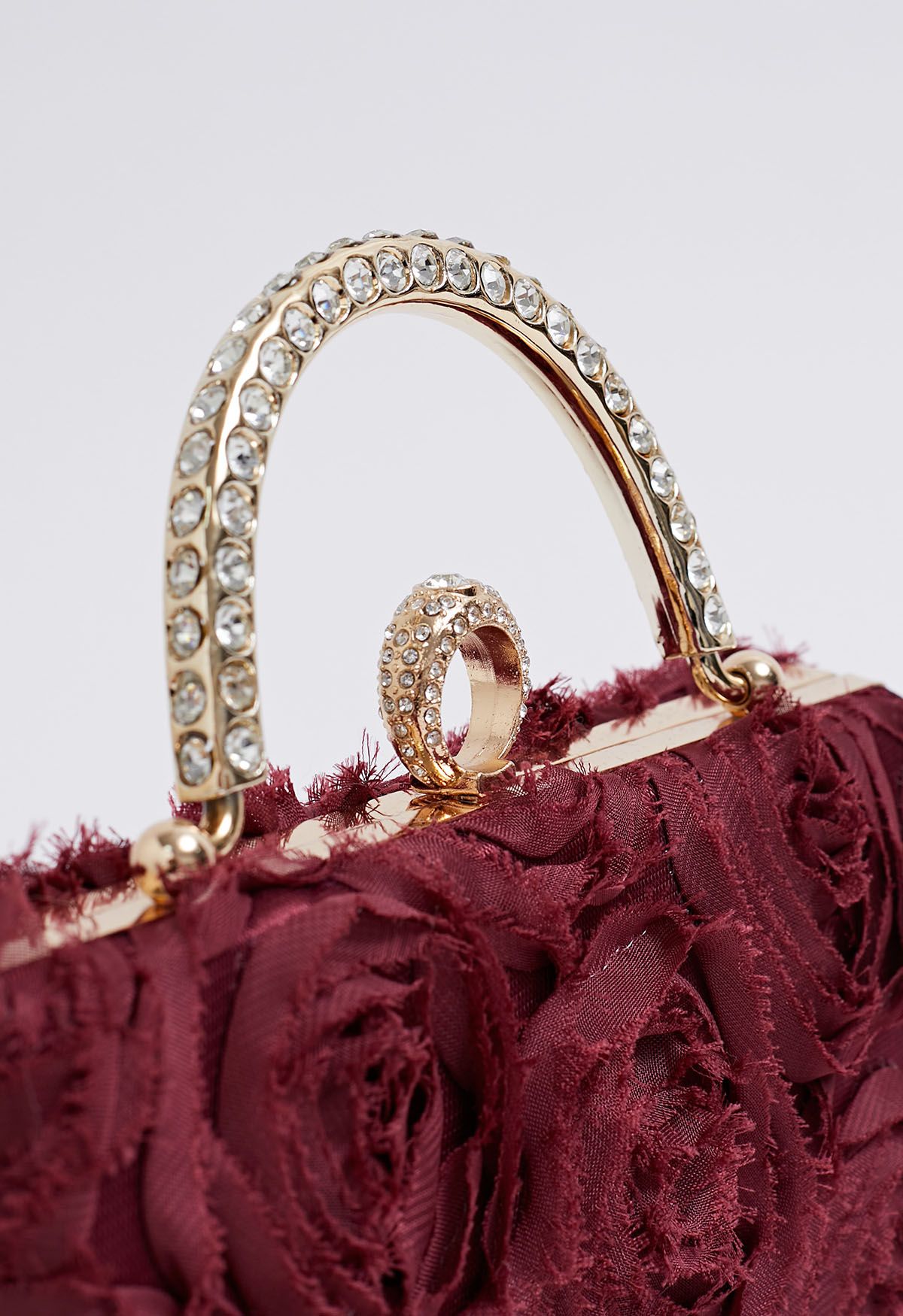 Pochette opulente avec poignée en strass rose en bordeaux