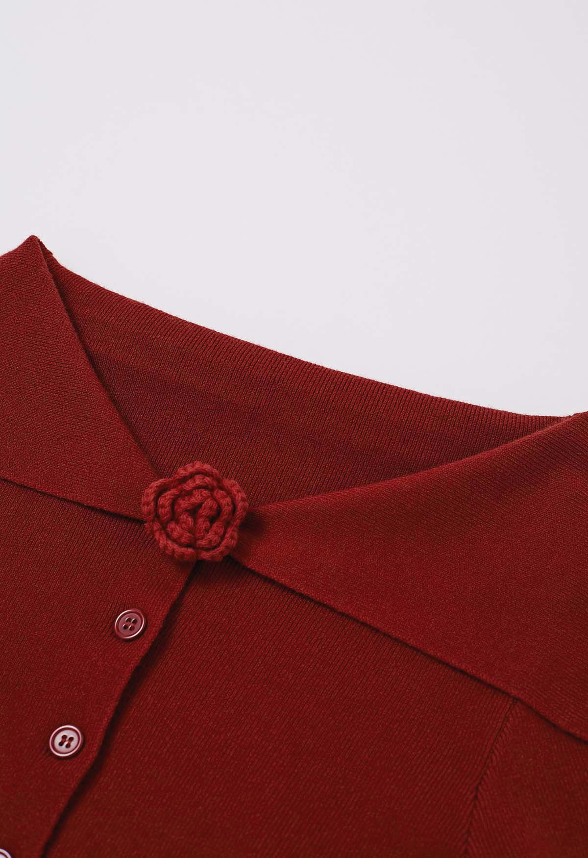 Haut en tricot boutonné à épaules dénudées avec broche florale en rouge