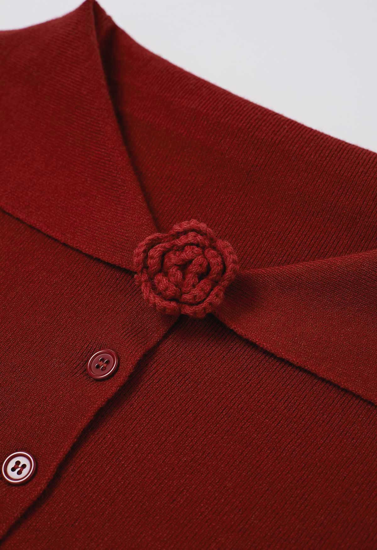 Haut en tricot boutonné à épaules dénudées avec broche florale en rouge