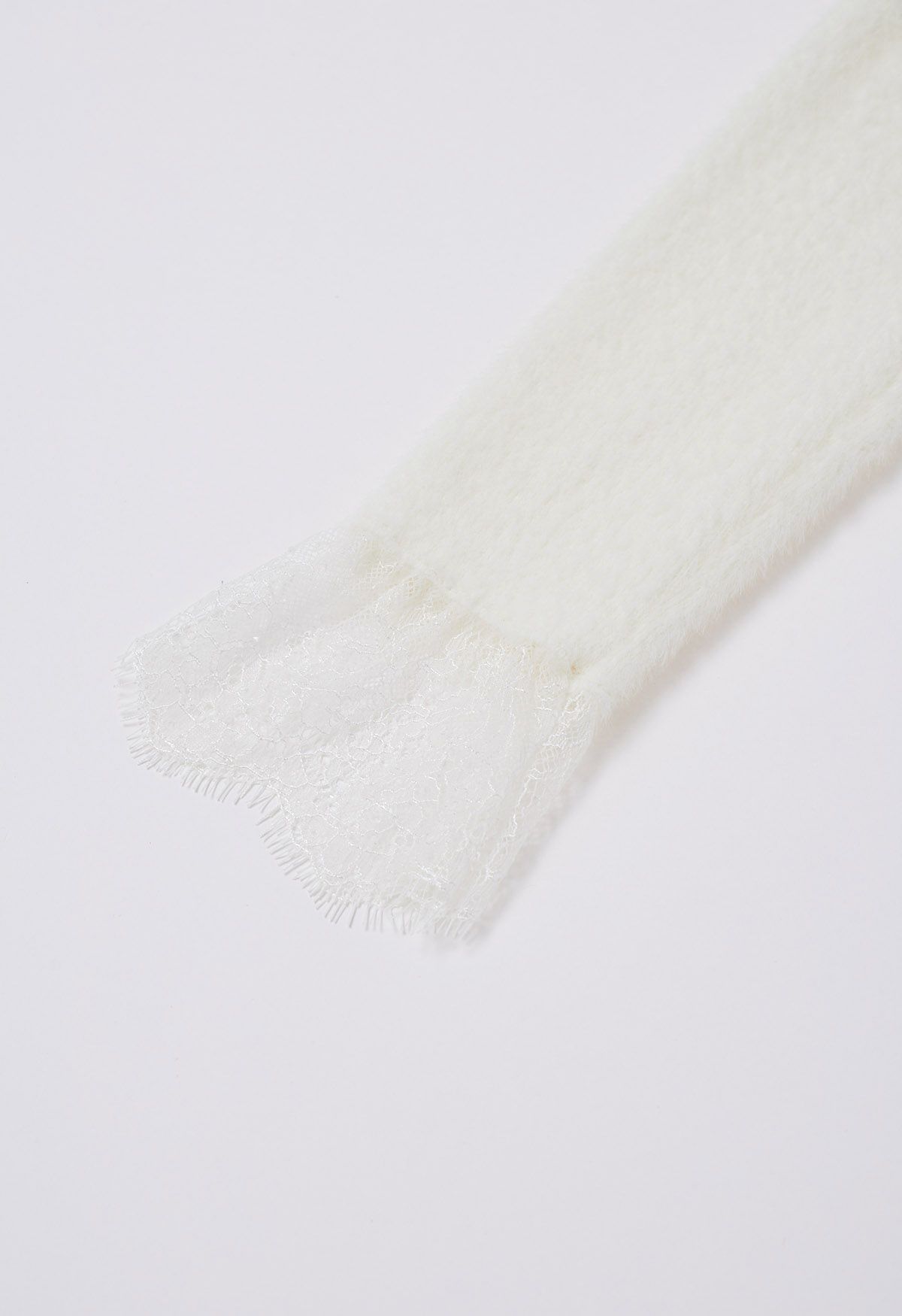 Haut en tricot pelucheux avec empiècement en dentelle et col ras du cou en blanc