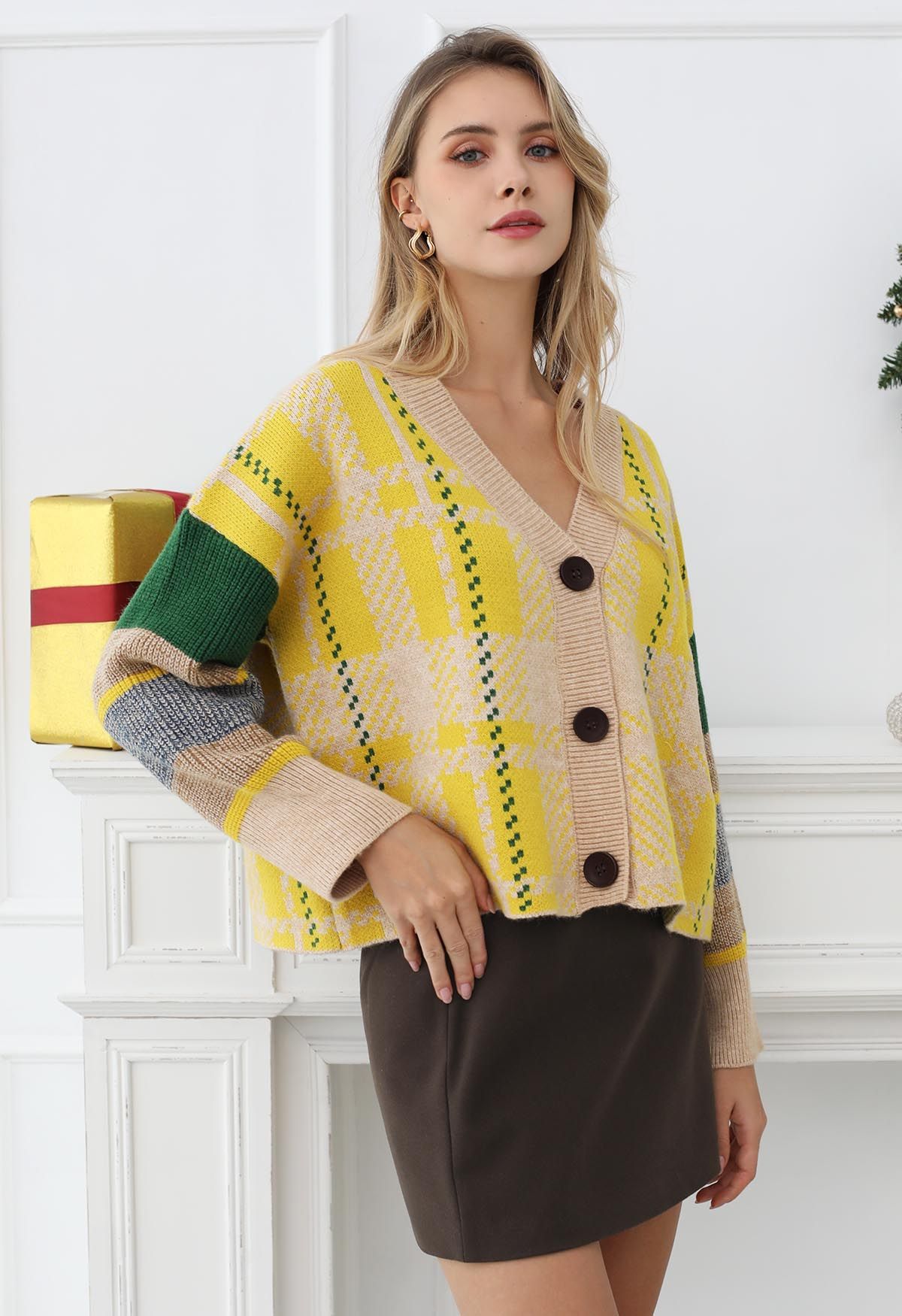 Cardigan court en maille boutonnée à manches chromatiques en jaune