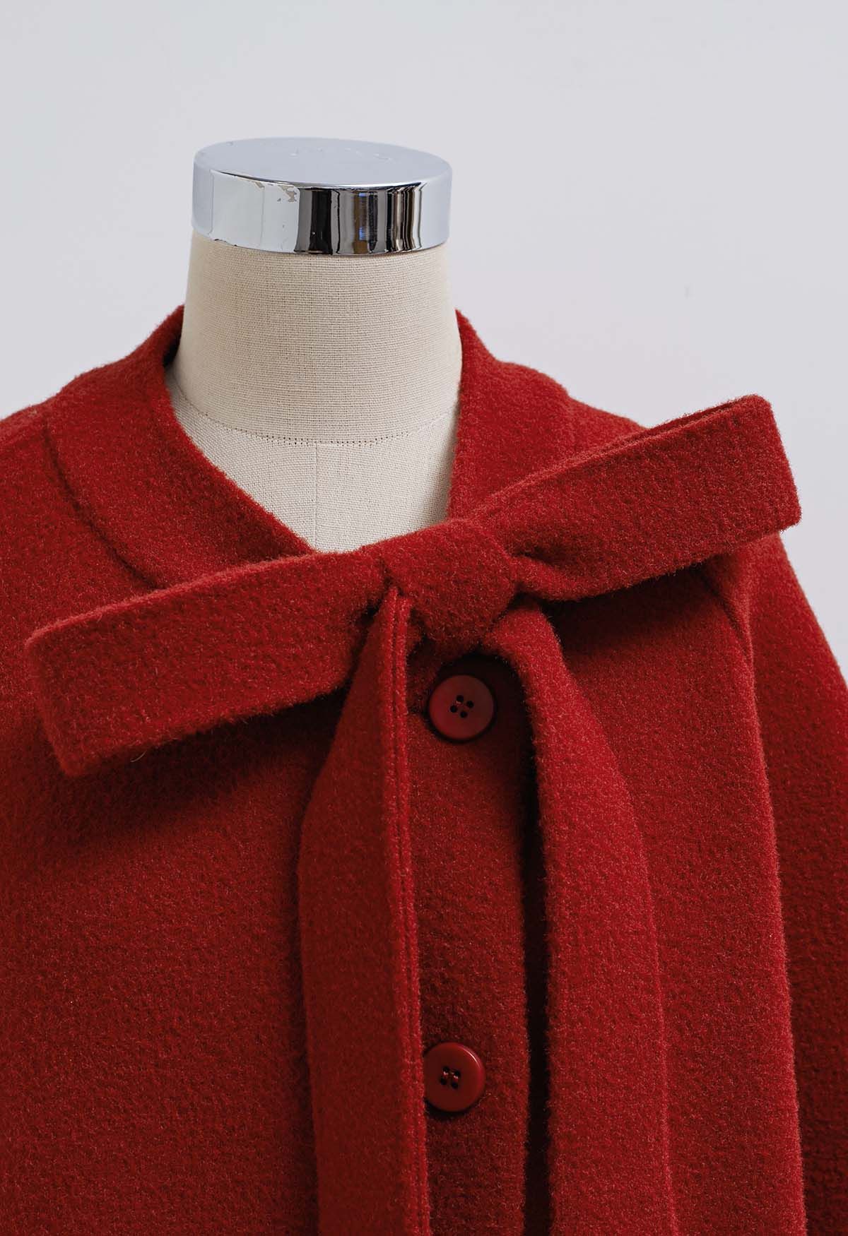 Joli manteau en tricot boutonné en fausse fourrure avec nœud papillon en rouge