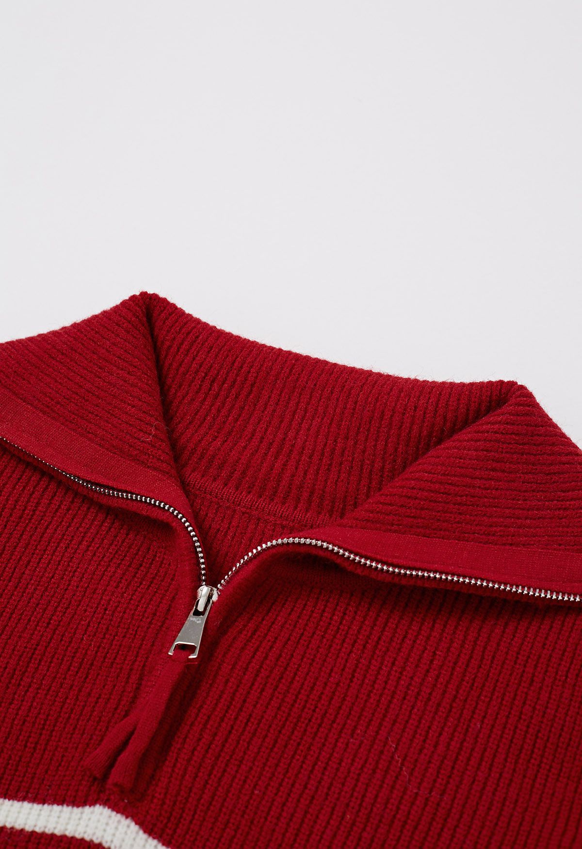 Pull en tricot rayé à col rabattu et fermeture éclair en rouge