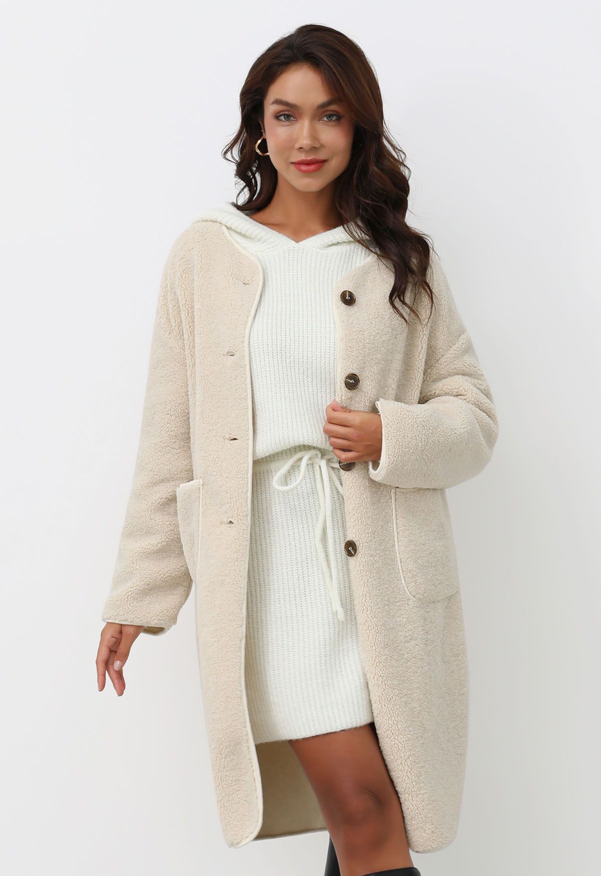 Manteau long boutonné sans col en sherpa ivoire