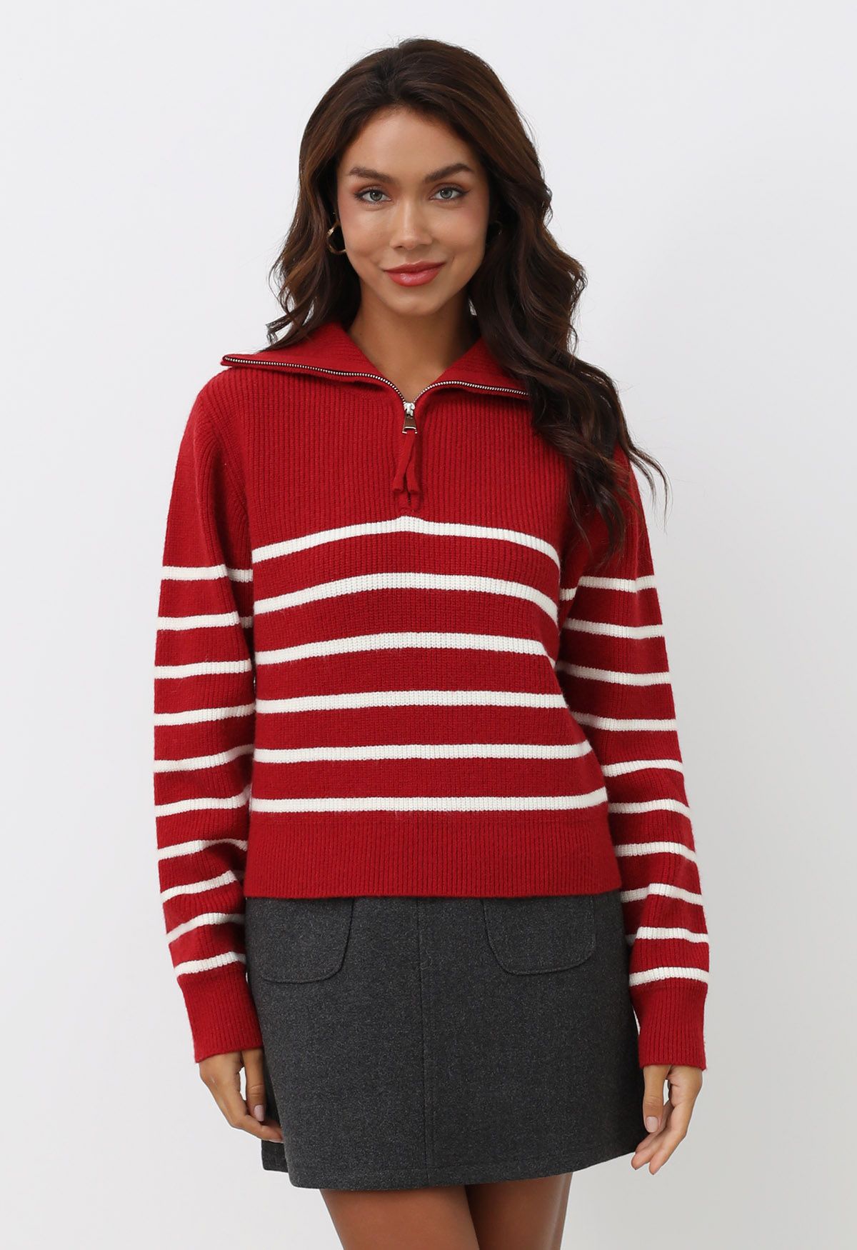 Pull en tricot rayé à col rabattu et fermeture éclair en rouge