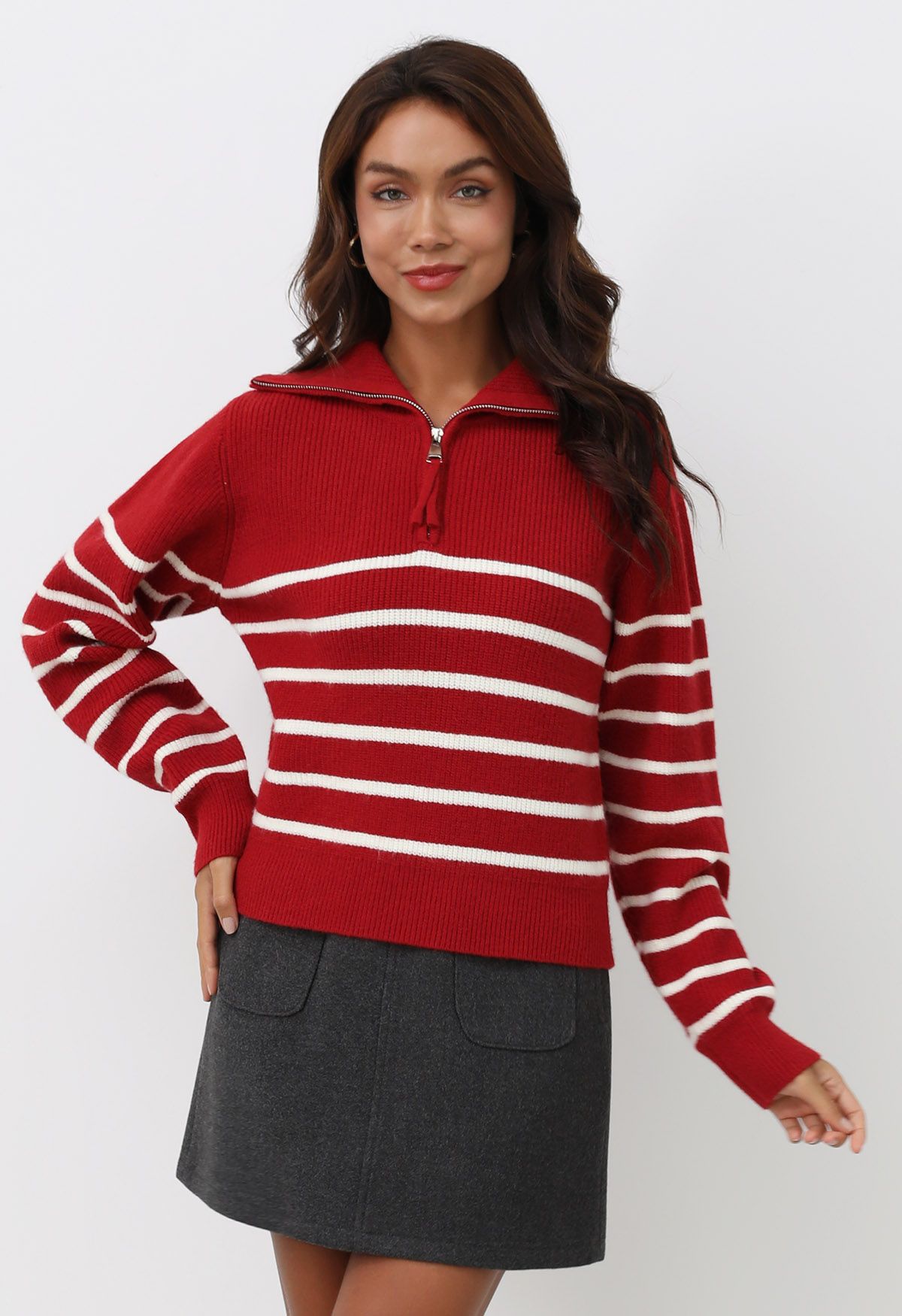 Pull en tricot rayé à col rabattu et fermeture éclair en rouge