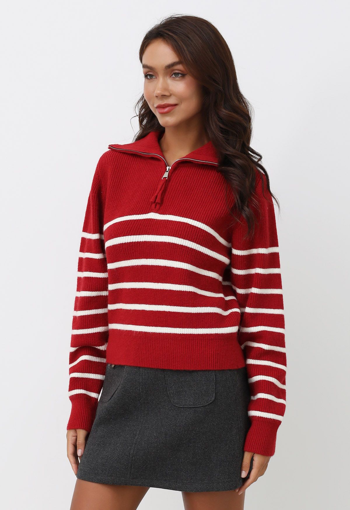 Pull en tricot rayé à col rabattu et fermeture éclair en rouge